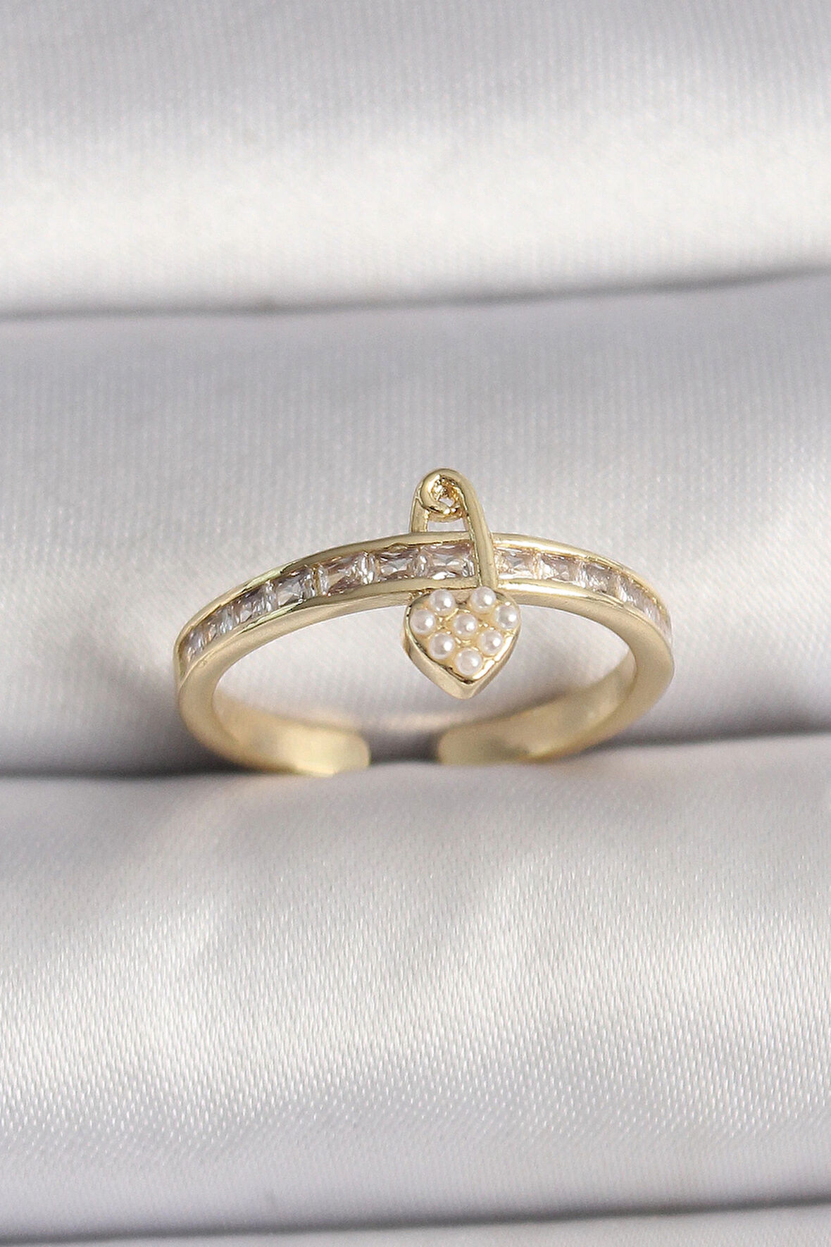 Dodes Pirinç Gold Renk Zirkon Taşlı İnci Detay Kilit Kalp Figür Ayarlanabilir Yüzük TG27BYK3537