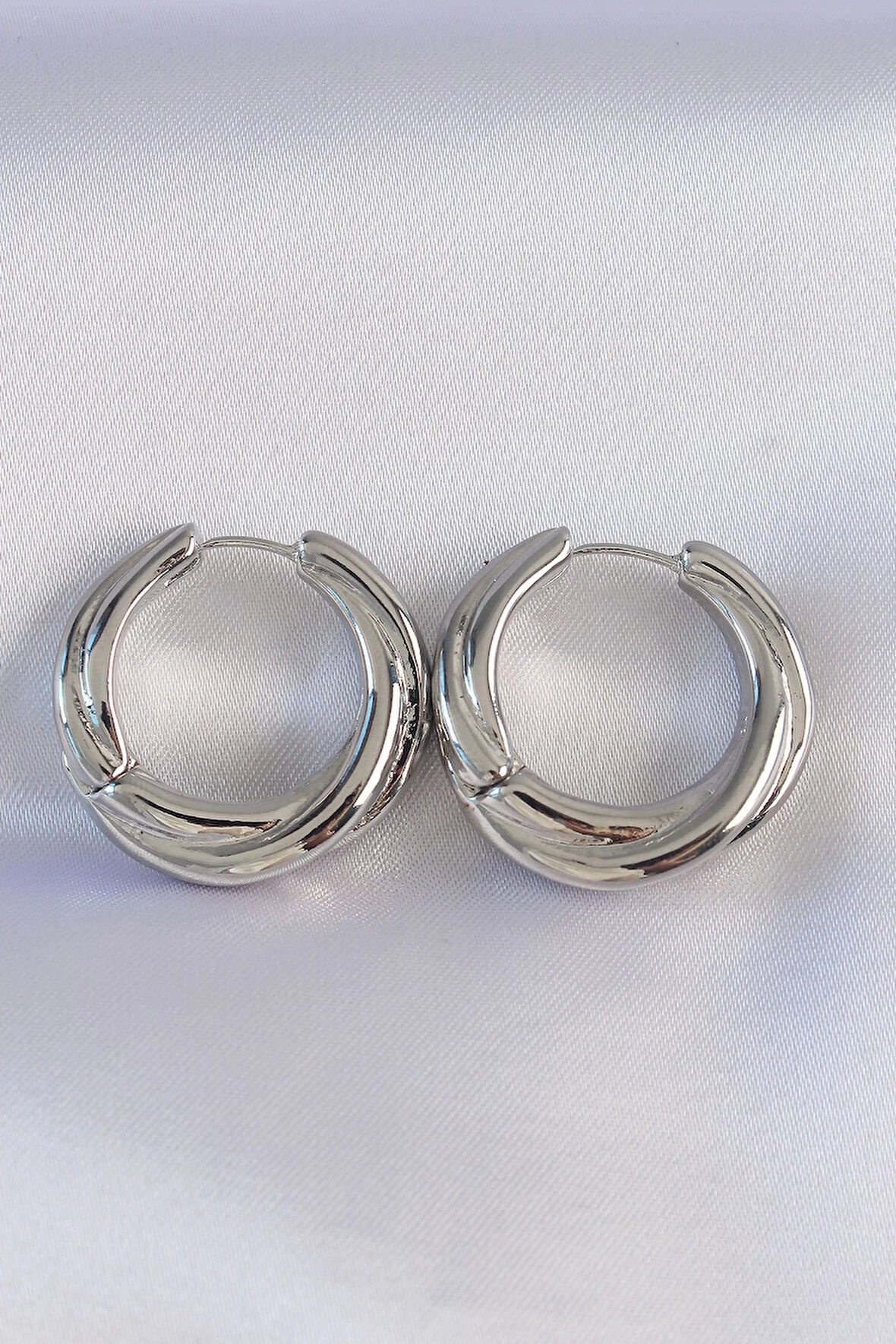 Dodes Pirinç Gümüş Renk Asimetrik Kıvrım Küpe TG27BKP8975