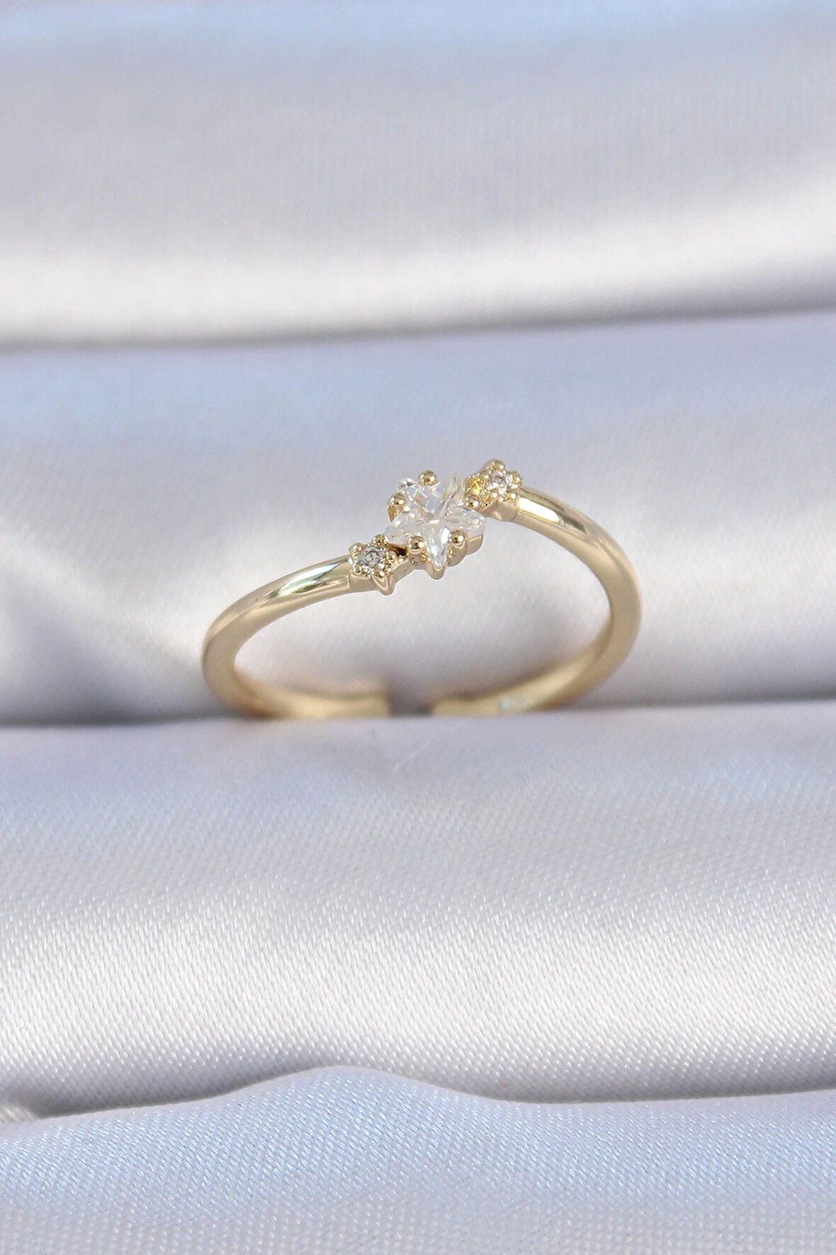 Dodes Pirinç Gold Renk Beyaz Çiçek Model Zirkon Taş Detay Kadın Yüzük TG27BYK3322