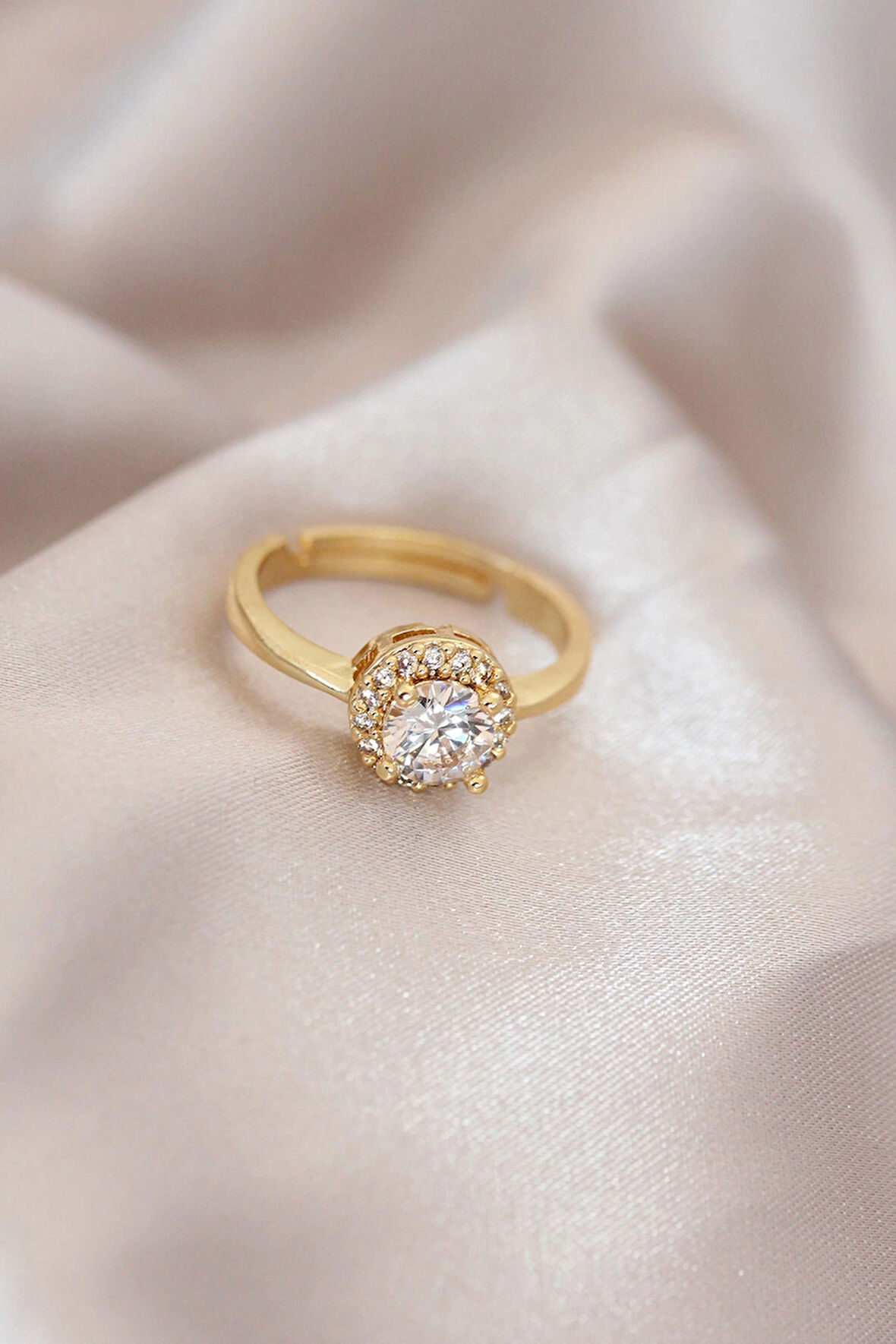 Dodes Ayarlamalı Altın Renk Metal Zirkon ve Kristal Taşlı Oval Model Yüzük TG27BYK2078