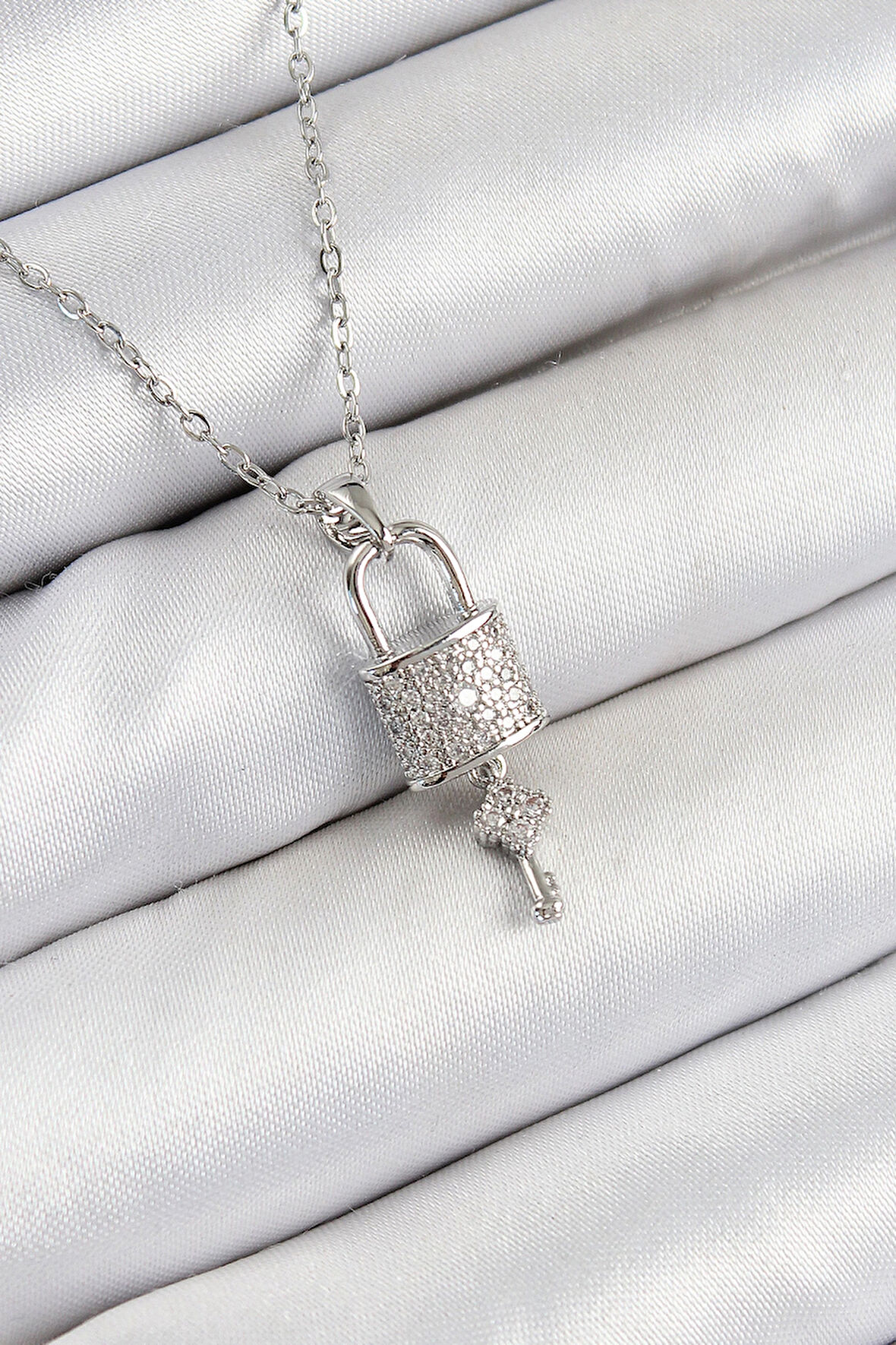 Dodes 316L Çelik Zirkon Taşlı Kilit Ve Sallantılı Anahtar Model Gümüş Renk Kadın Kolye TG27BKO10354