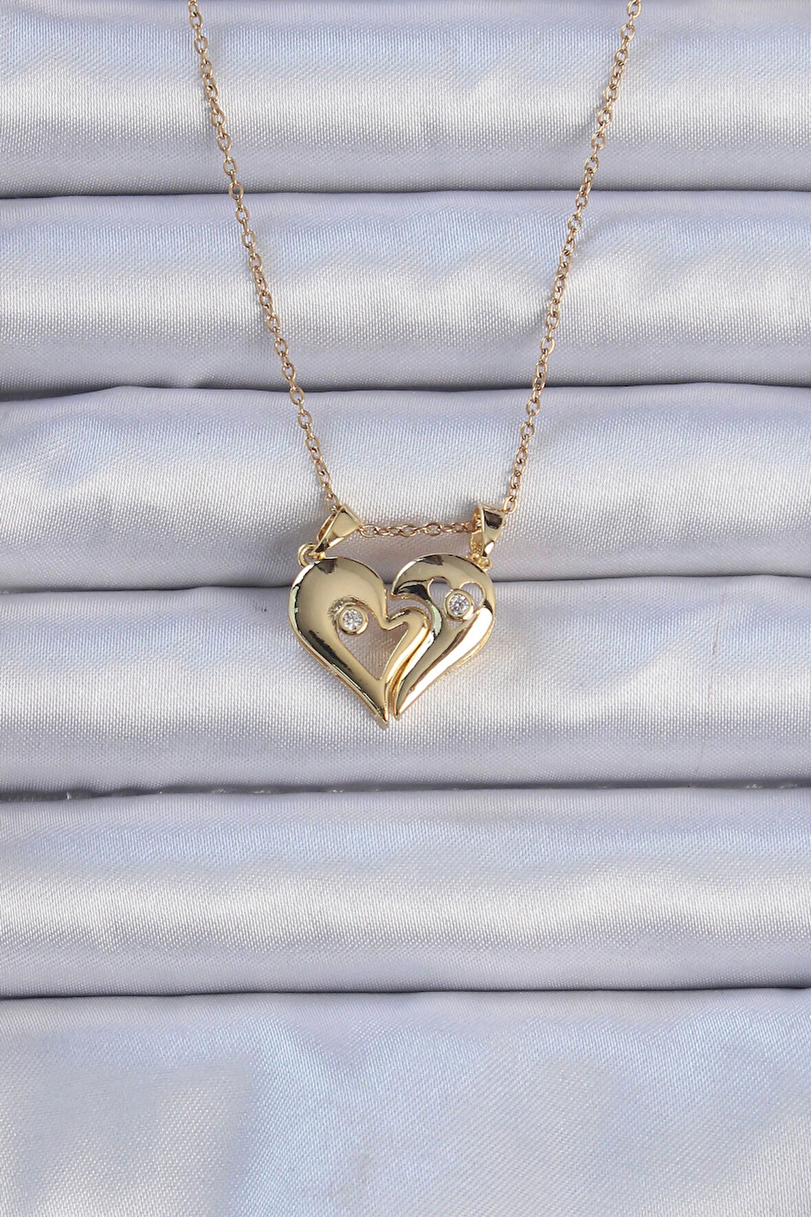 Dodes Dodes 316L Çelik Zincir Altın Renk Zirkon Taşlı Mıknatıslı Kalp Kolye TG27BKO9081