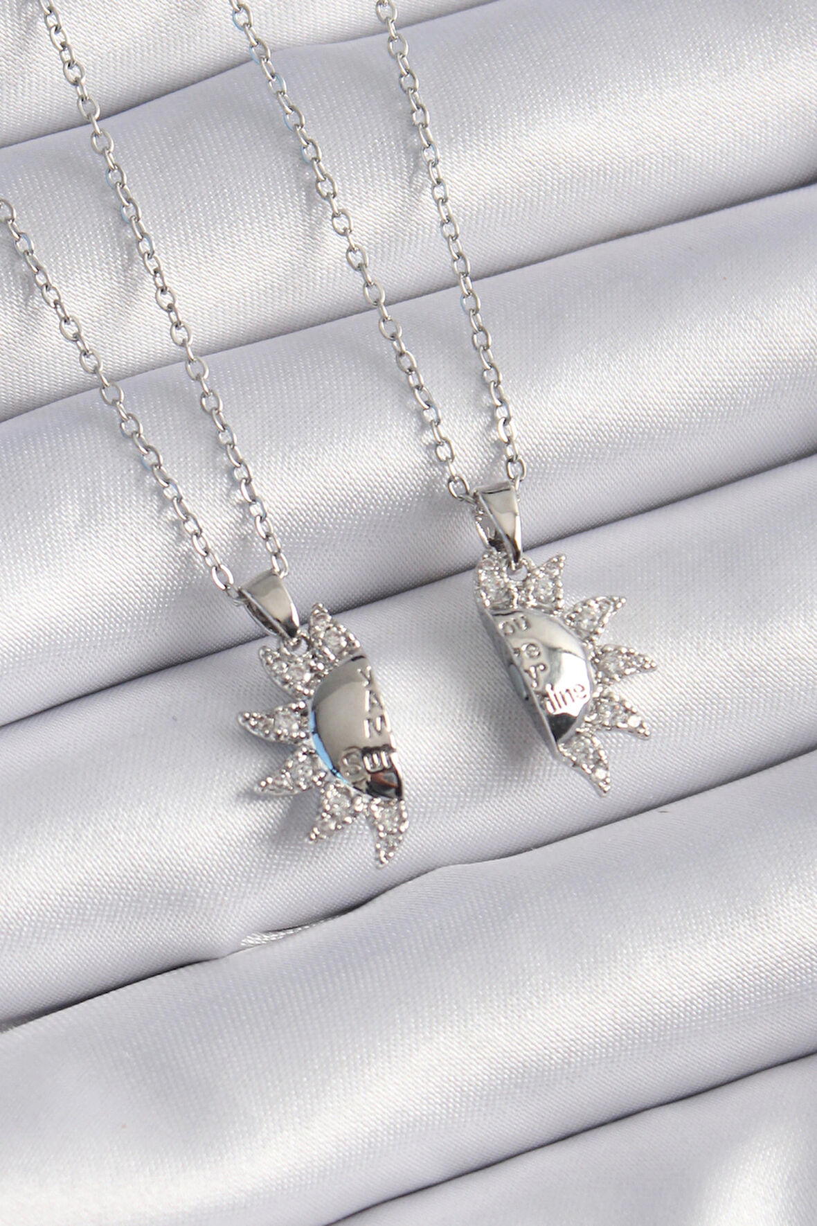 Dodes Dodes 316L Çelik Gümüş Renk Zirkon Taşlı Güneş Model İşleme Yazı Detay Arkadaşlık Kolyesi TG27BKO9289