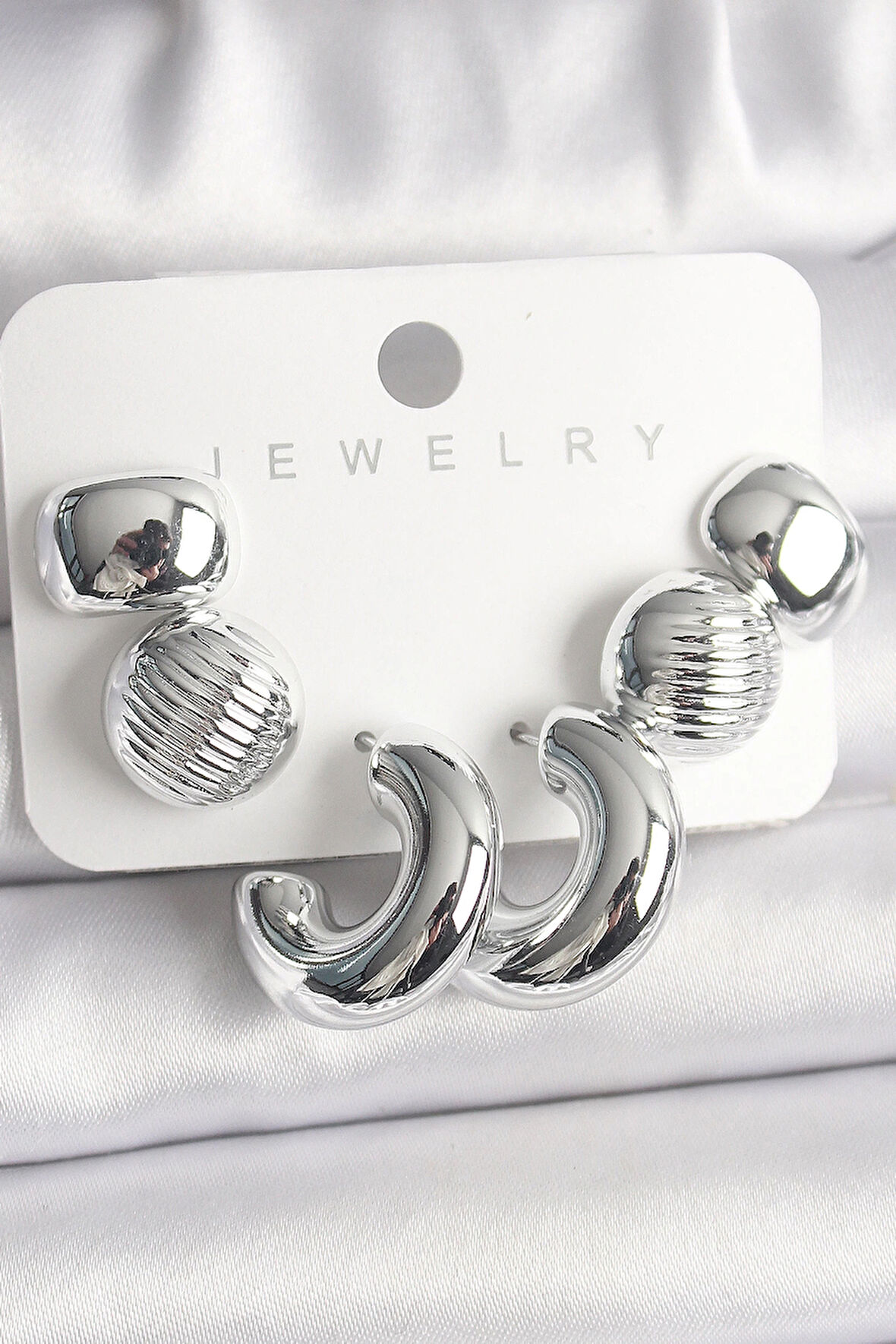 Dodes Gümüş Renk İşlemeli Daire Halka Model CCB Platik Kadın Küpe Seti TG27BKP10025