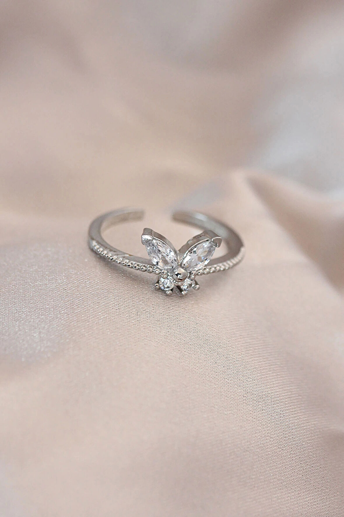 Dodes Ayarlamalı Gümüş Renk Metal Zirkon Taş ve Kristal Taşlı Kelebek Model Yüzük TG27BYK2052