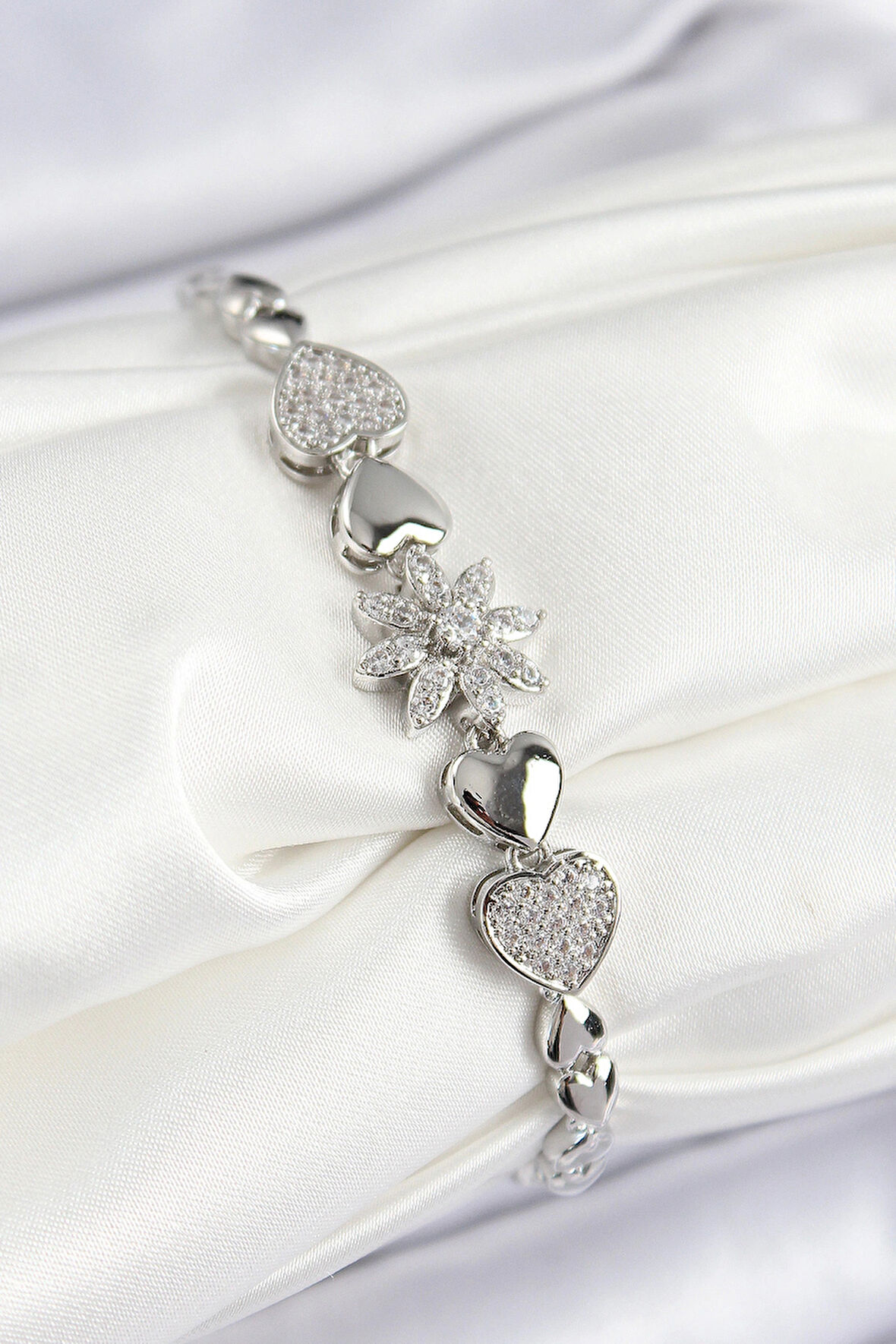 Dodes Dodes Pirinç Zirkon Taşlı Kalp Detaylı Çiçek Model Gümüş Renk Kadın Bileklik TG27BB7528
