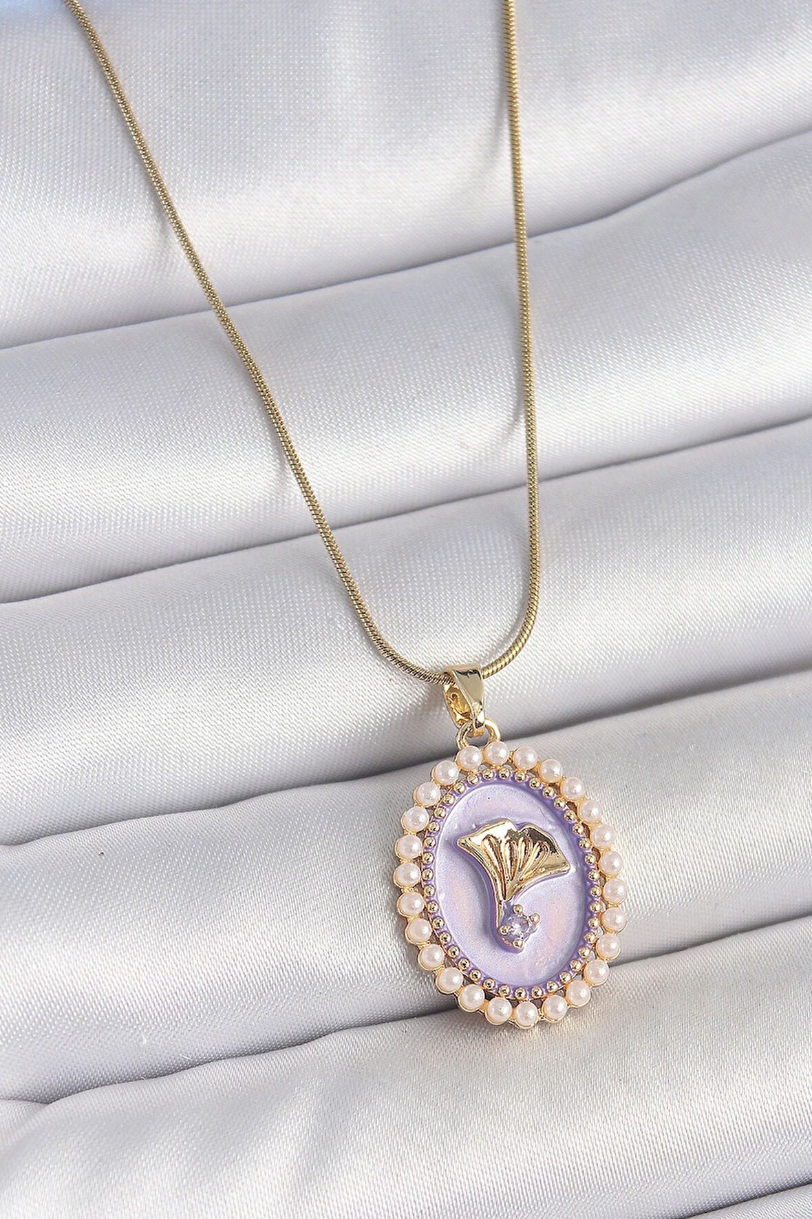 Dodes Dodes 316L Çelik Gold Renk Zincir Mor Mineli İncili Zirkon Taşlı Çiçek İşlemeli Portre Model Kadın Kolye TG27BKO10195