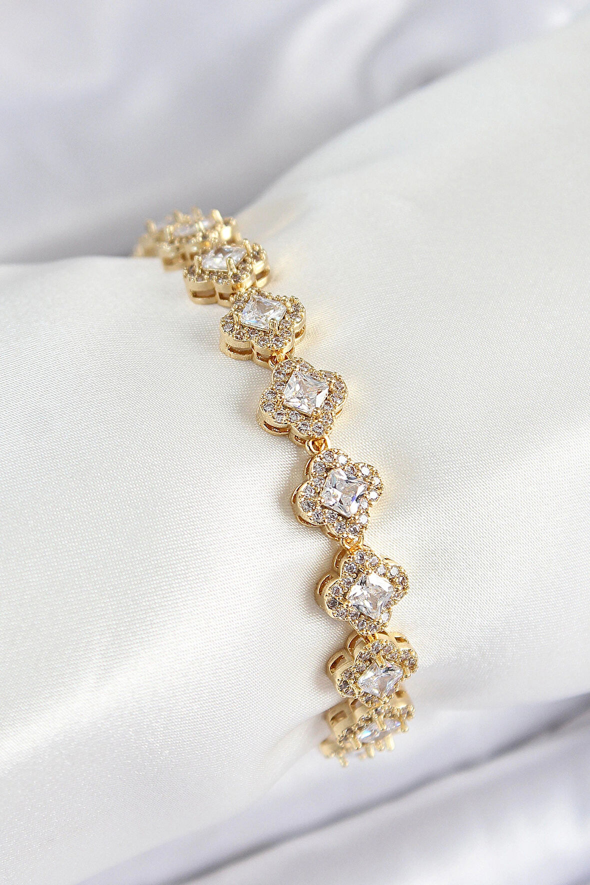 Dodes Dodes Pirinç Zirkon Taşlı Yonca Baget Model Gold Renk VIP Seri Kadın Bileklik TG27BB7510