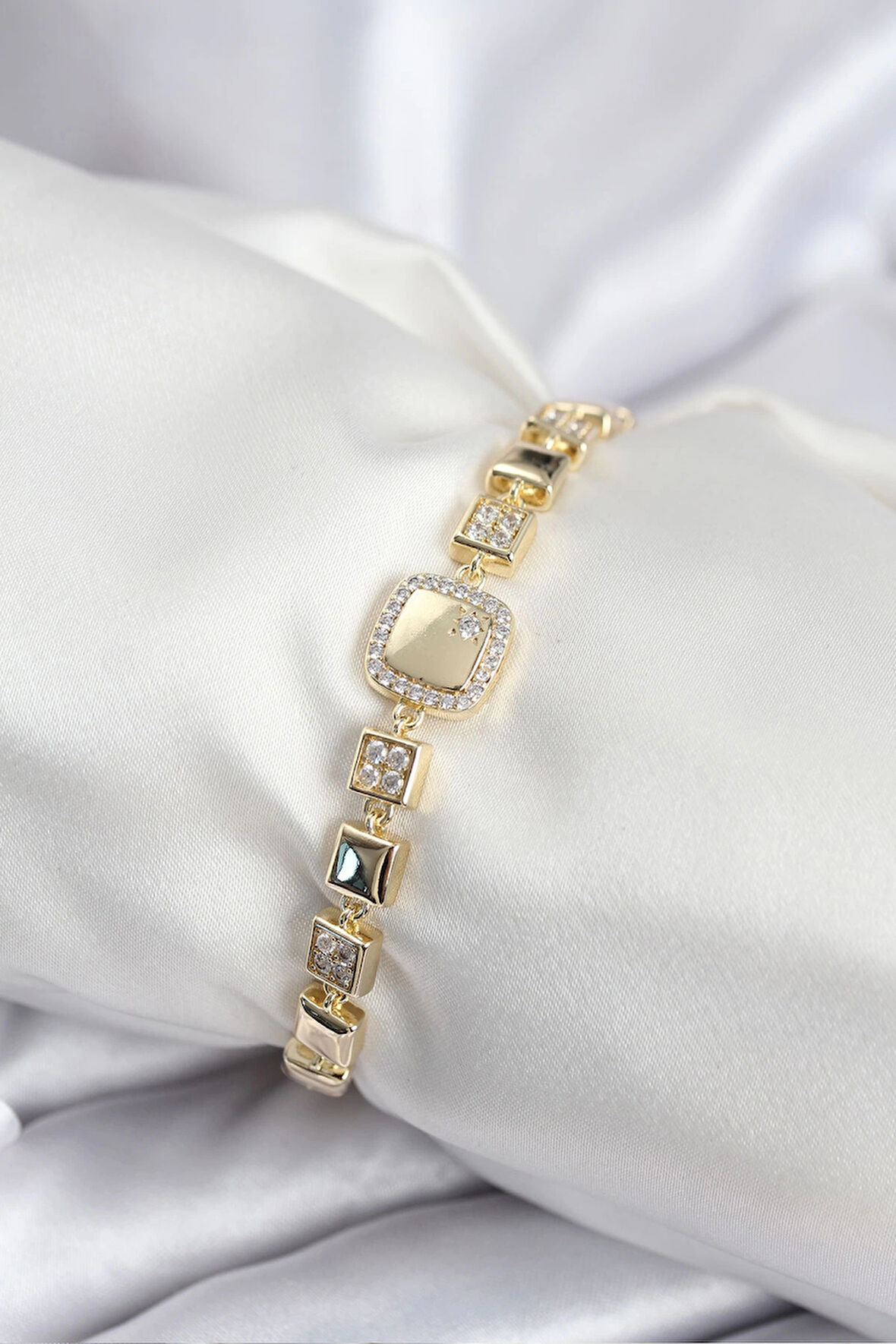 Dodes Pirinç VIP Seri Gold Renk Zirkon Taşlı Model Kadın Bileklik TG27BB7940