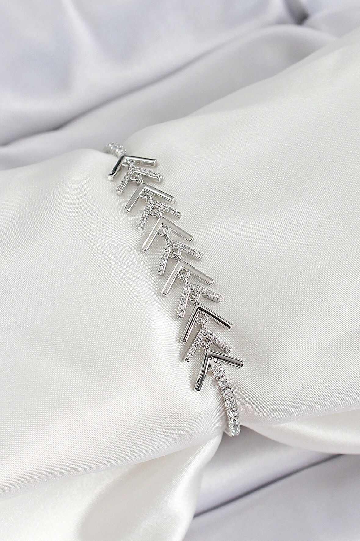 Dodes Dodes Pirinç Gümüş Renk Zirkon Taşlı Balık Sırtı Kadın Bileklik TG27BB7069