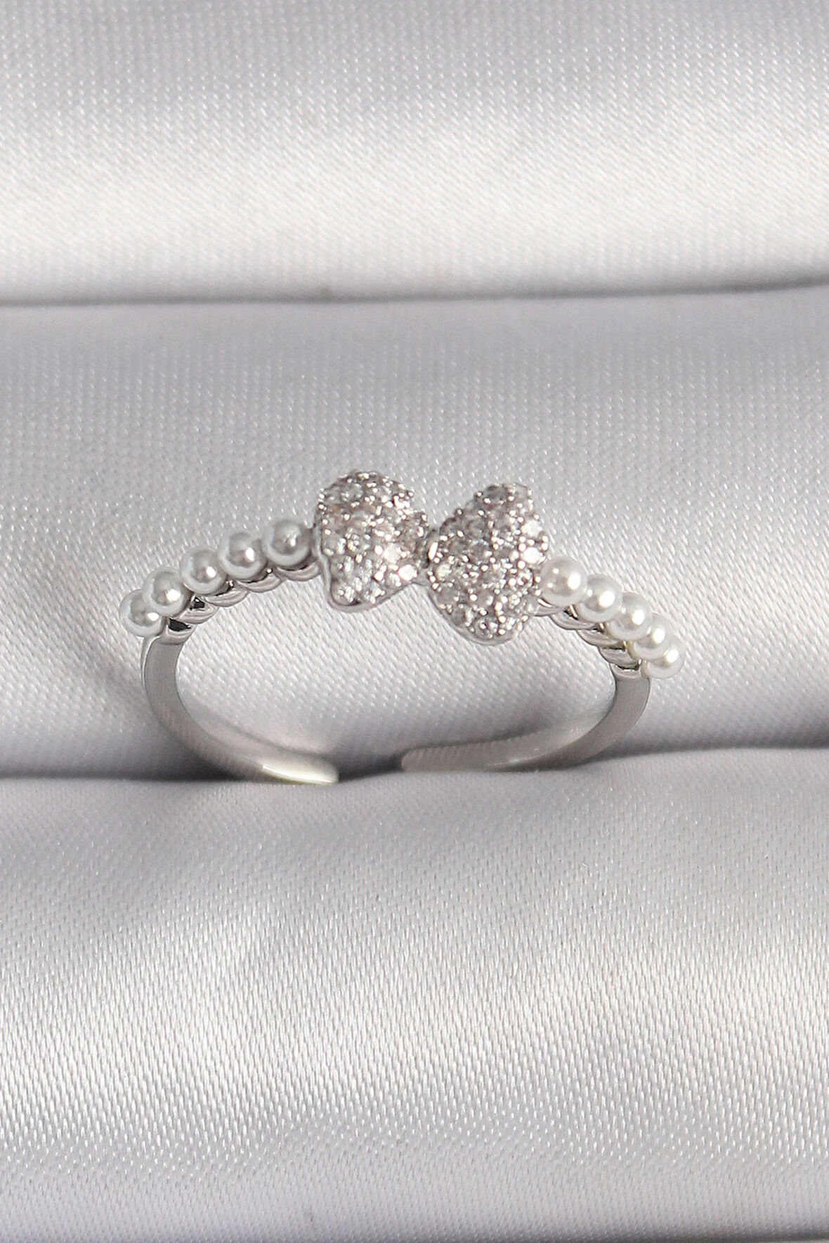 Dodes Pirinç Gümüş Renk Zirkon Taşlı Fiyonk İnci Detay Ayarlanabilir Yüzük TG27BYK3526