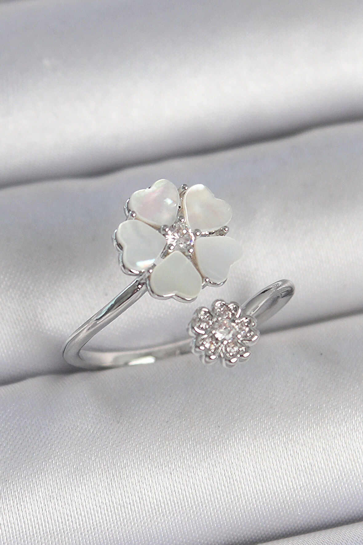 Dodes Pirinç Gümüş Renk Beyaz Mineli Çiçek Model Zirkon Taş Detay Kadın Yüzük TG27BYK3712