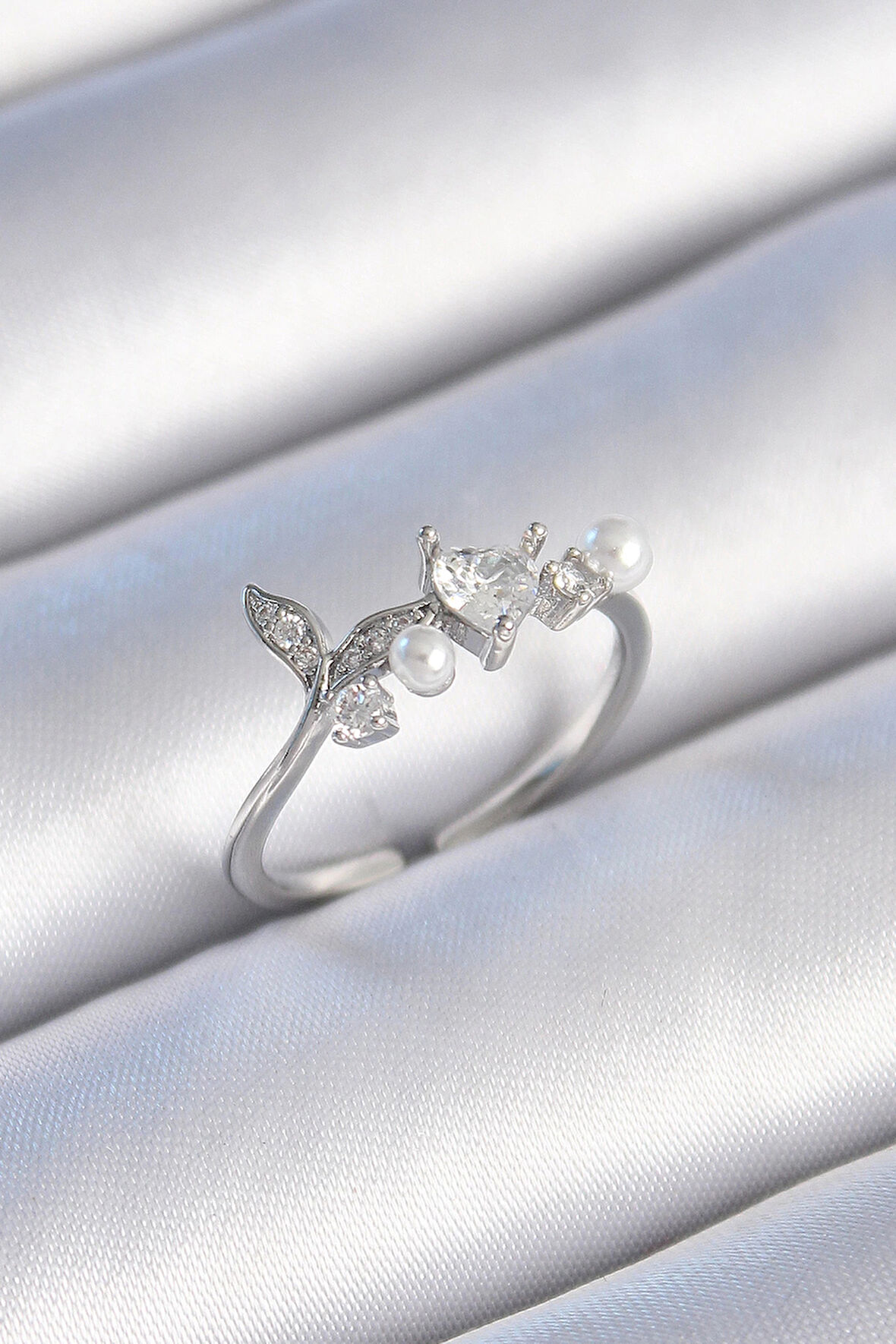 Dodes Pirinç Gümüş Renk Zirkon Taşlı Kalp Yaprak Model İnci Detay Kadın Yüzük TG27BYK3431