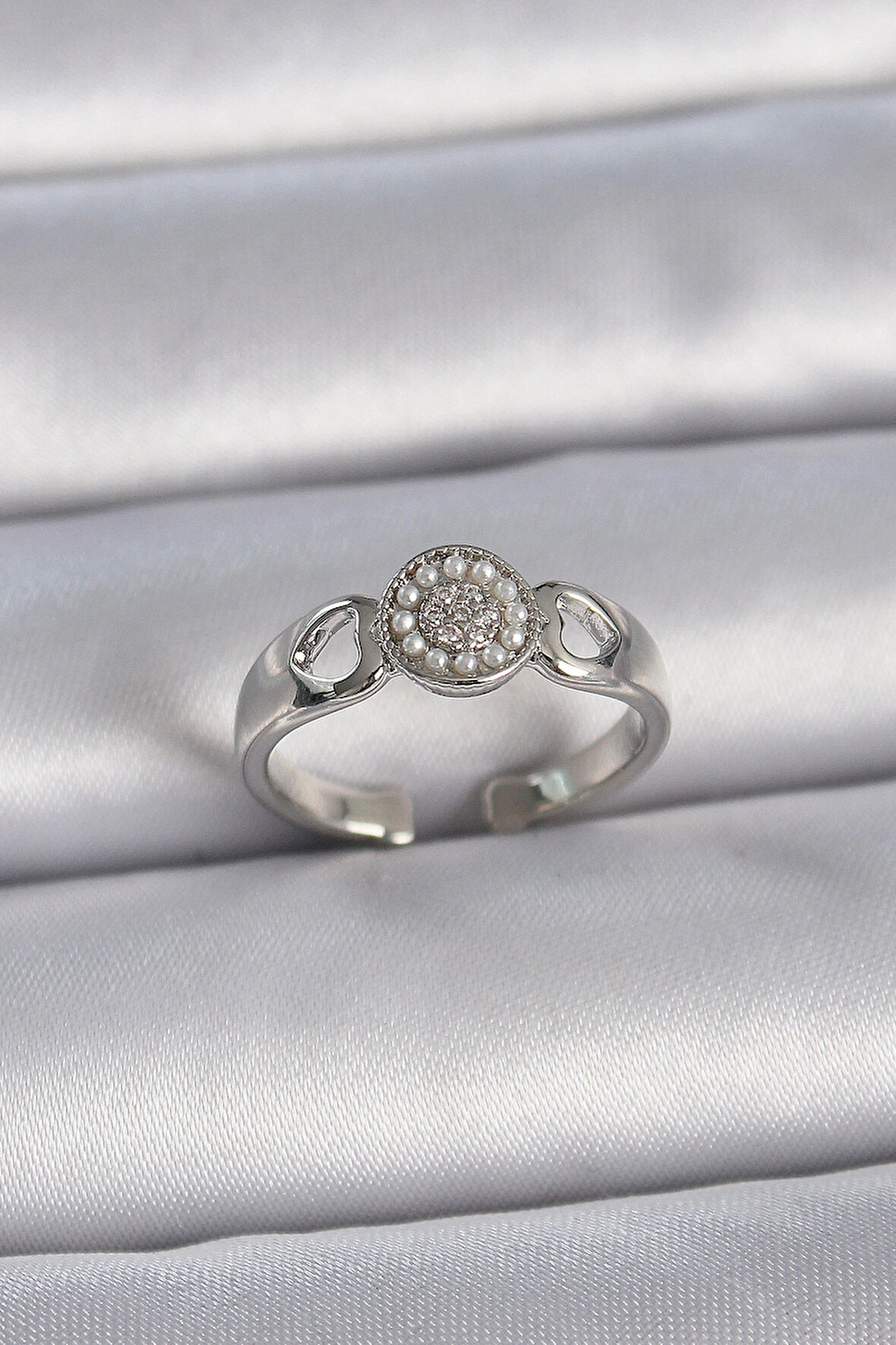 Dodes Pirinç Gümüş Renk Zirkon Taşlı İncili Kalp İşleme Detay Ayarlanabilir Model Kadın Yüzük TG27BYK3359