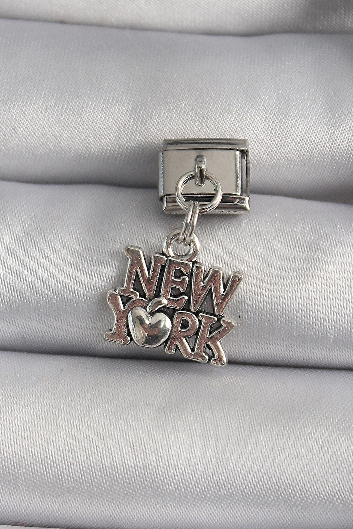 Dodes Dodes 316L Çelik Gümüş Renk Sallantı New York Yazı Model Nomination Charm TG27BC1120