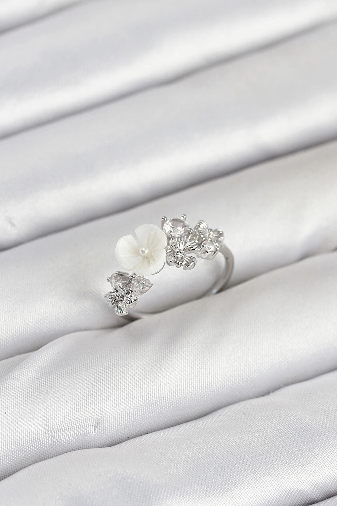 Dodes Pirinç Gümüş Renk Çiçek Model Zirkon Taşlı Kadın Yüzük TG27BYK3879