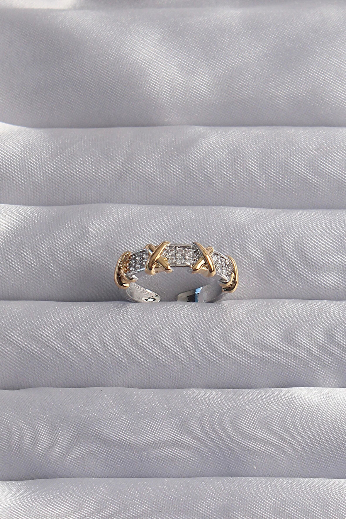 Dodes Pirinç Ayarlamalı Gümüş Renk Zirkon Taşlı XOXO Model Yüzük TG27BYK3284