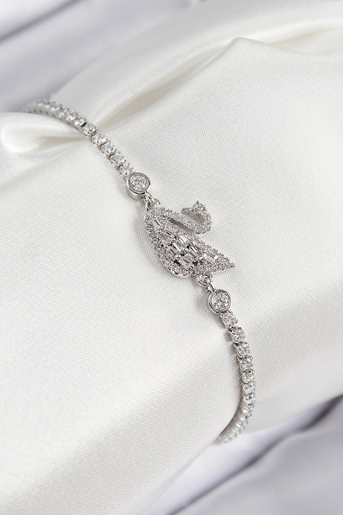 Dodes Pirinç Zirkon Taşlı Kuğu Model Gümüş Renk Kadın Bileklik TG27BB7890