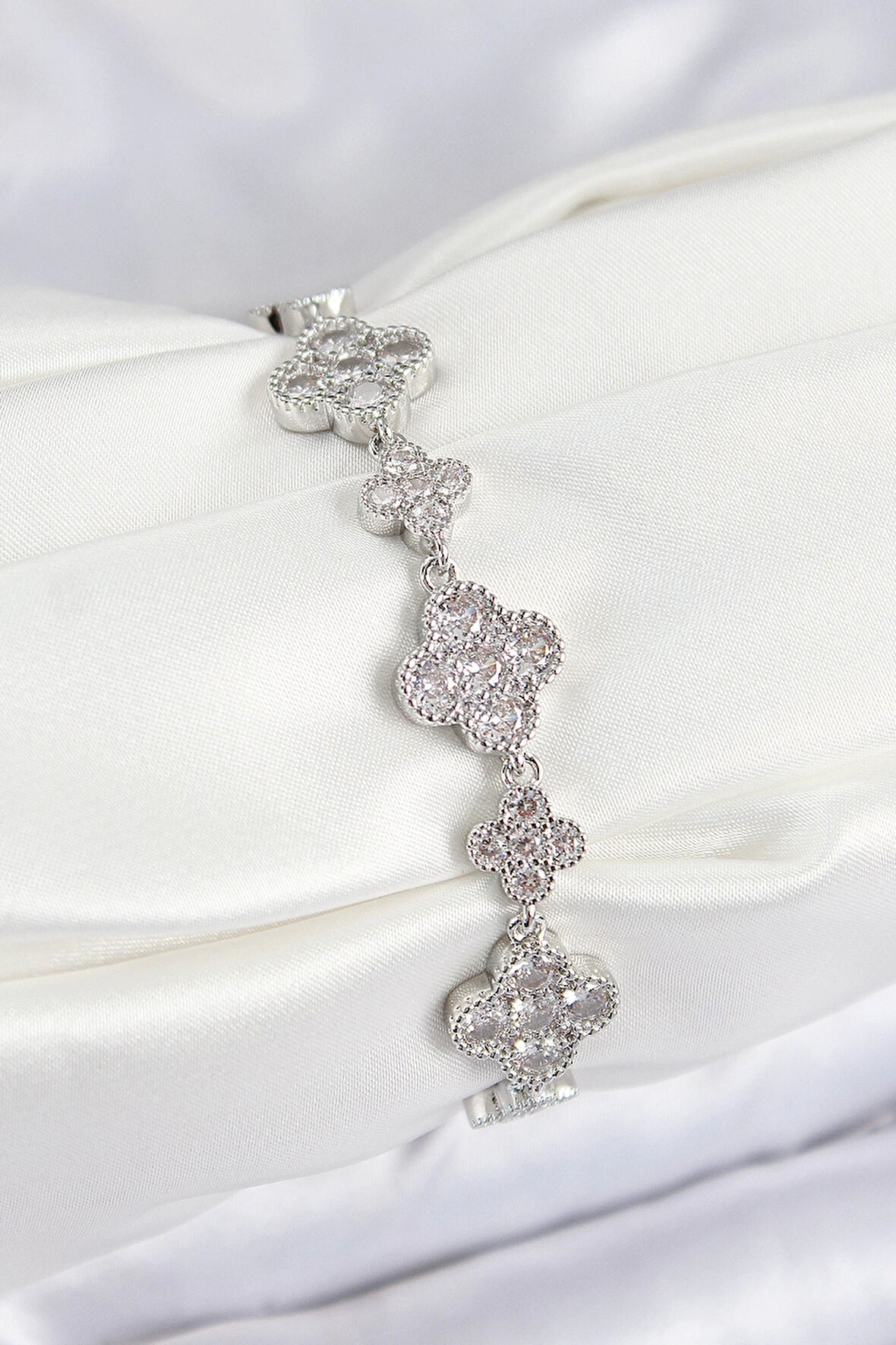 Dodes Pirinç Zirkon Taşlı Yonca Model Gümüş Renk VIP Seri Kadın Bileklik TG27BB7521