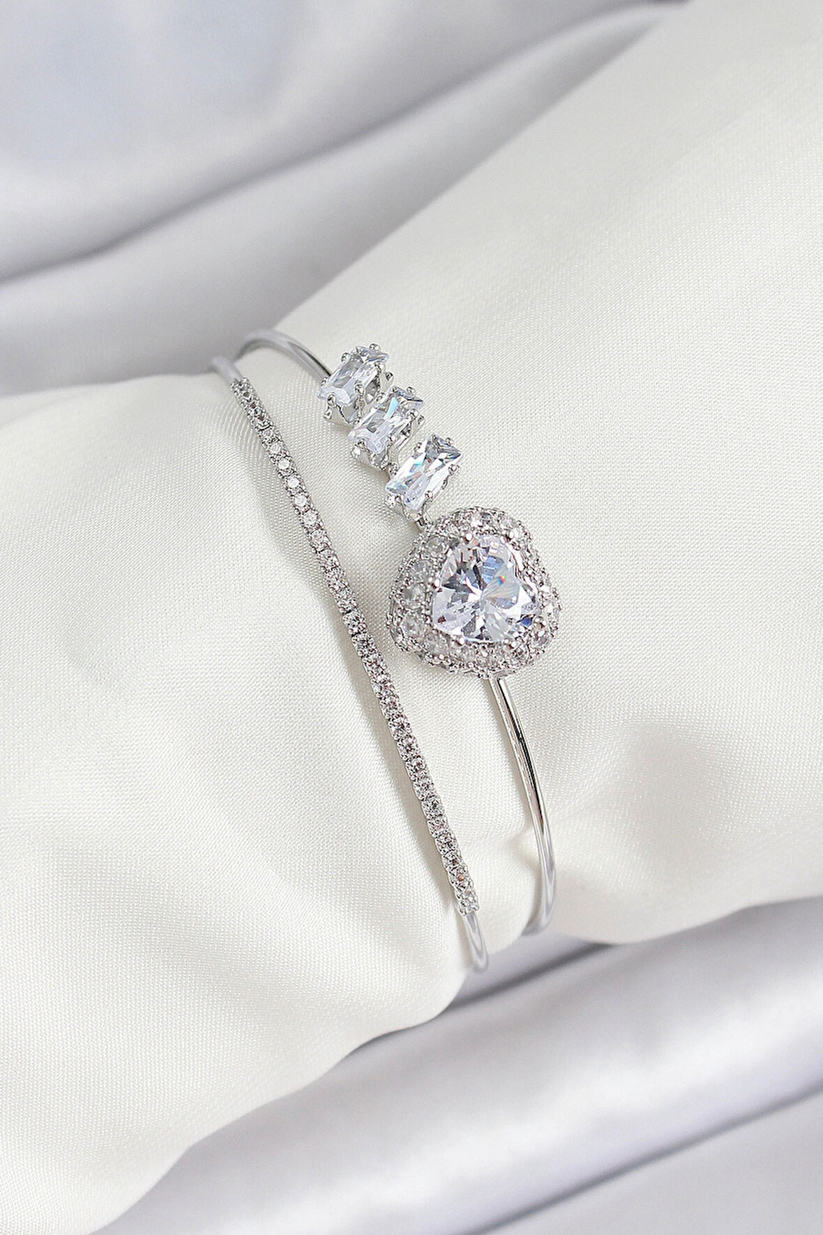 Dodes Dodes Pirinç Gümüş Renk Kalpli Zirkon Taşlı Kadın Bileklik TG27BB7065