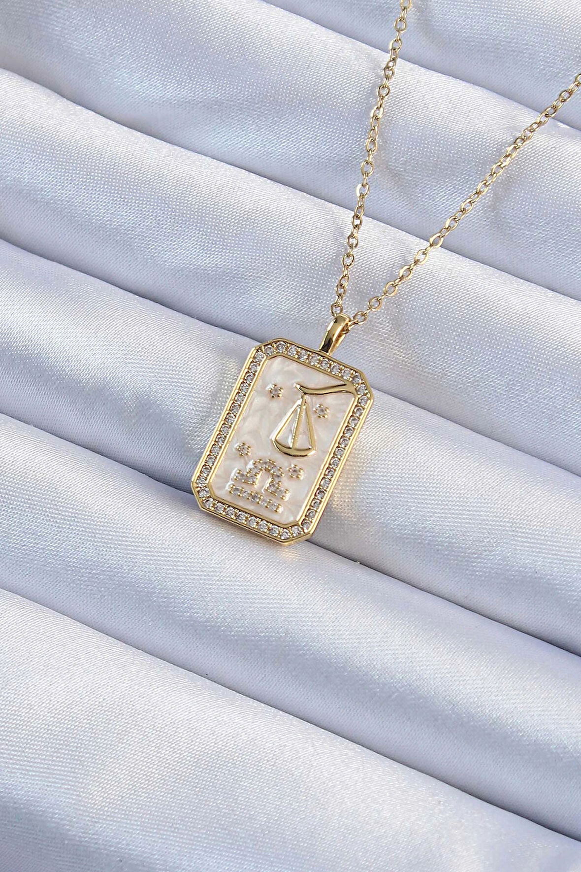 Dodes Dodes 316L Çelik Zincir Altın Renk Zirkon Taşlı Çerçeveli Tarot Kolye TG27BKO9243