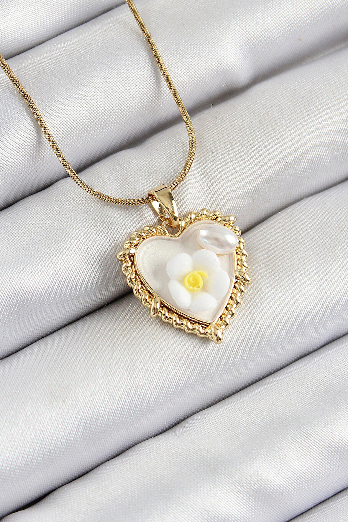 Dodes Dodes 316L Çelik Zincir Beyaz Sanatsal Portre İnci Detaylı Papatya Figürlü Kalp Model Gold Renk Kadın Kolye TG27BKO10270