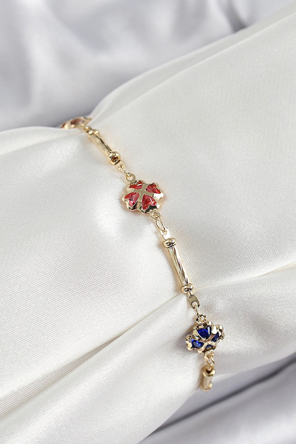 Dodes Pirinç Gold Renk Karışık Renk Yonca Zirkon Taşlı Kadın Bileklik TG27BB7056