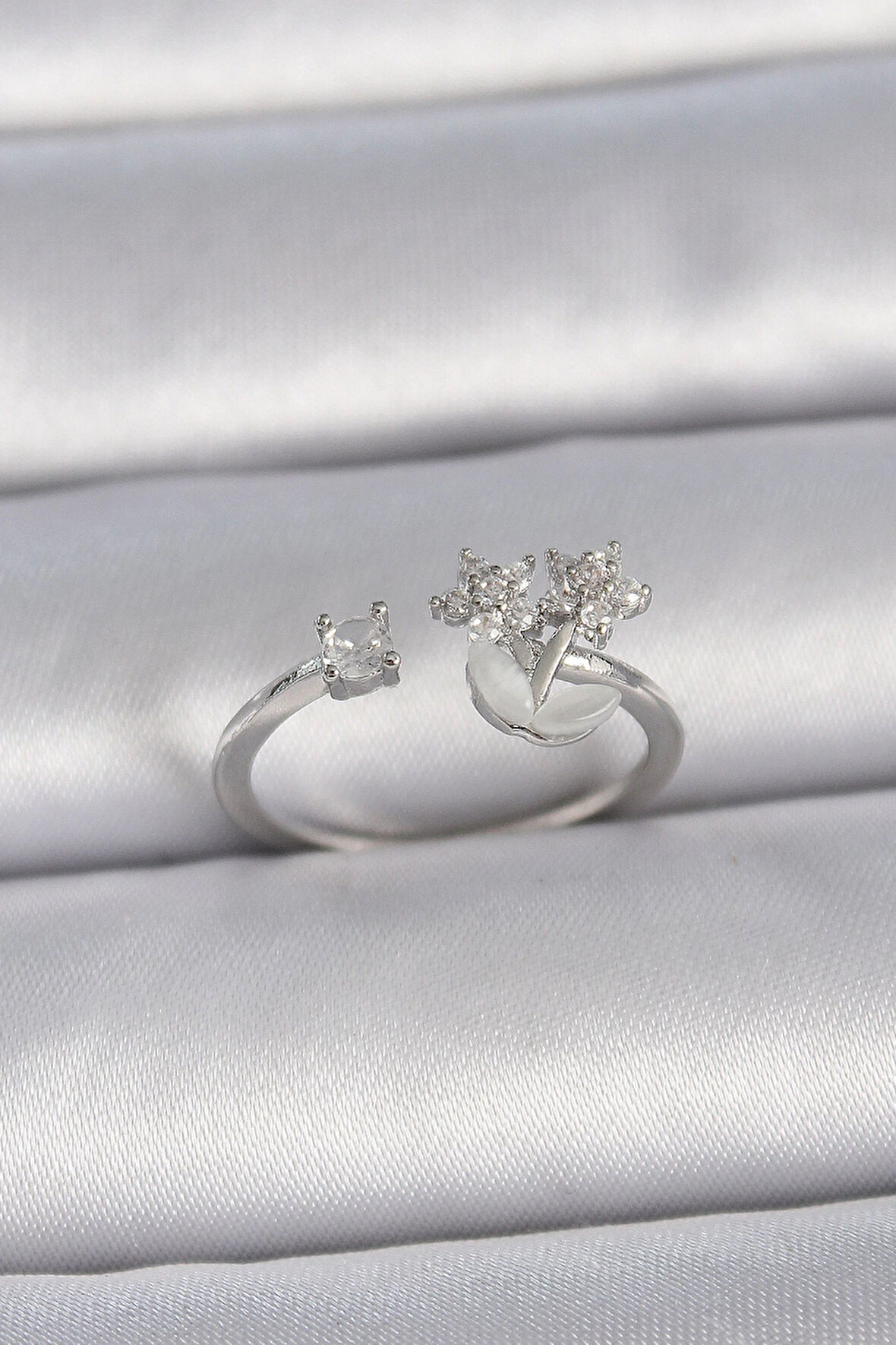 Dodes Pirinç Gümüş Renk Ayarlanabilir Zirkon Taşlı Yıldız Model Kadın Yüzük TG27BYK3397