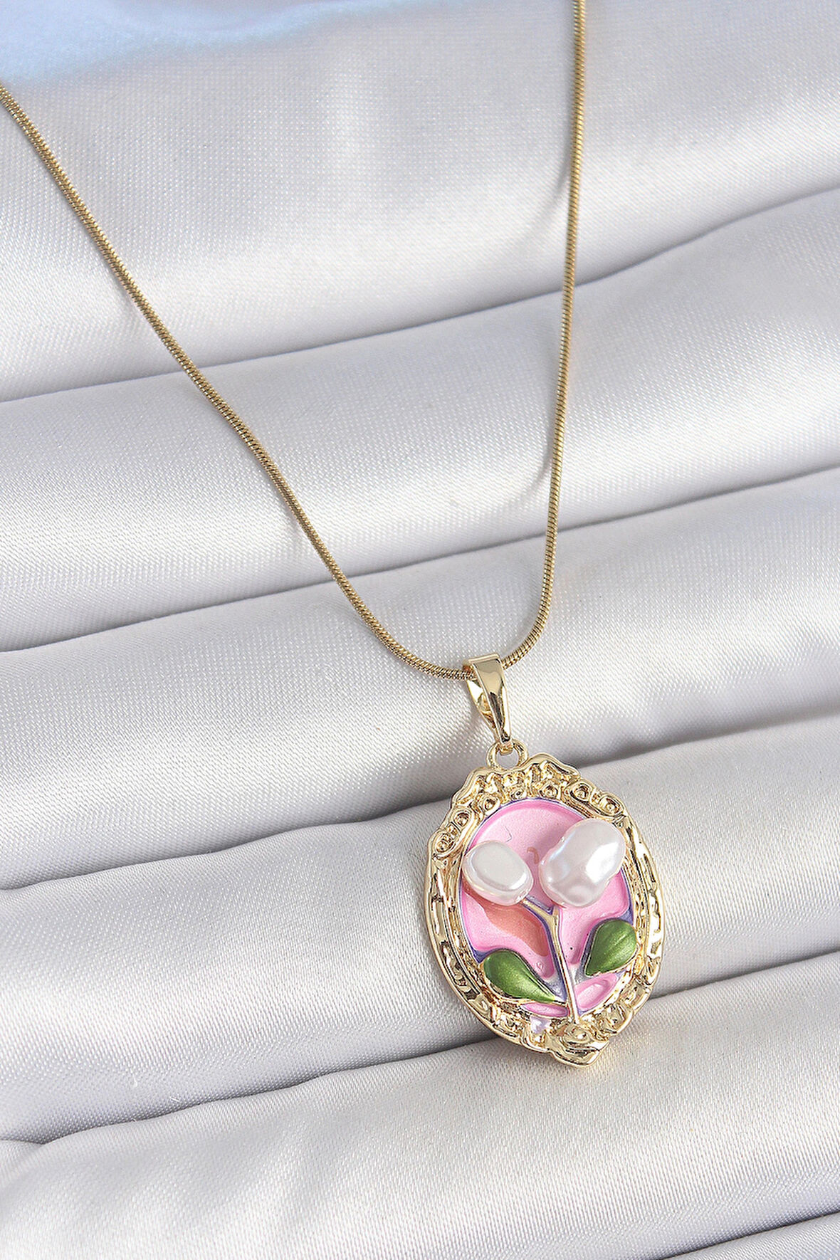 Dodes Dodes 316L Çelik Gold Renk Zincir Pembe Mineli İncili Çiçek İşlemeli Portre Model Kadın Kolye TG27BKO10169