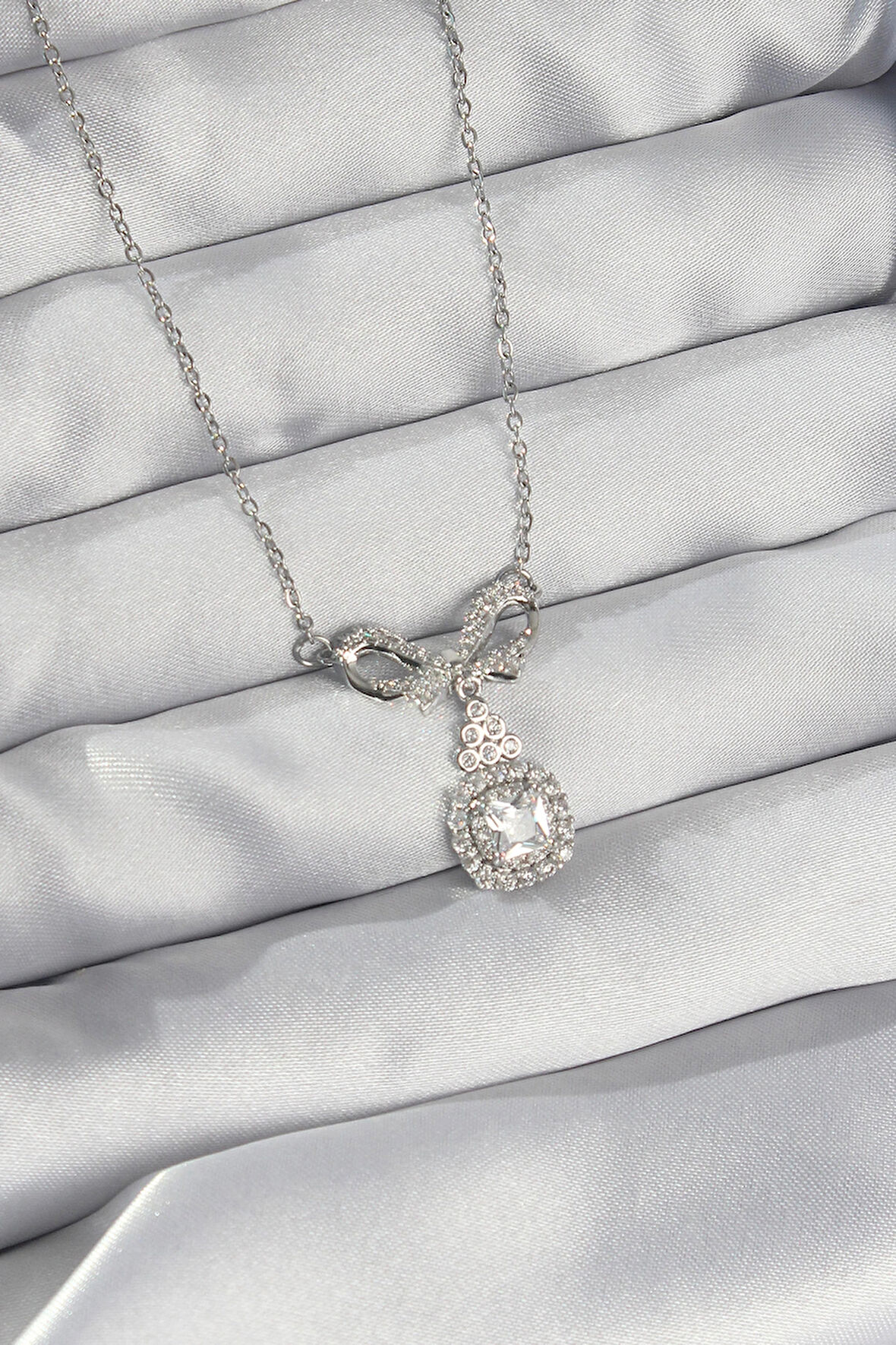 Dodes 316L Çelik Gümüş Renk Fiyonk Detay Zirkon Taşlı Tektaş Kolye TG27BKO8924