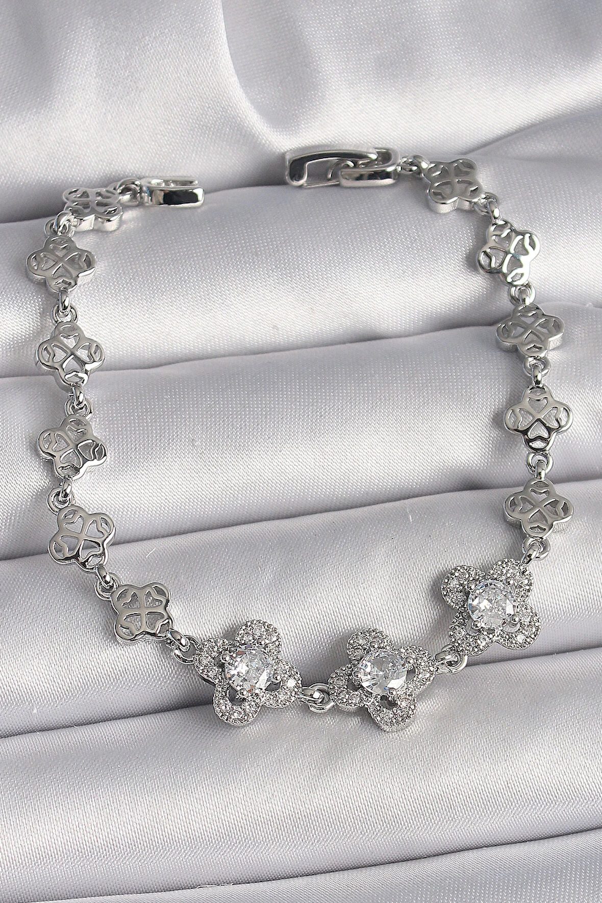 Dodes Pirinç Gümüş Renk Zirkon Taşlı Yonca Model Kadın Bileklik TG27BB6845