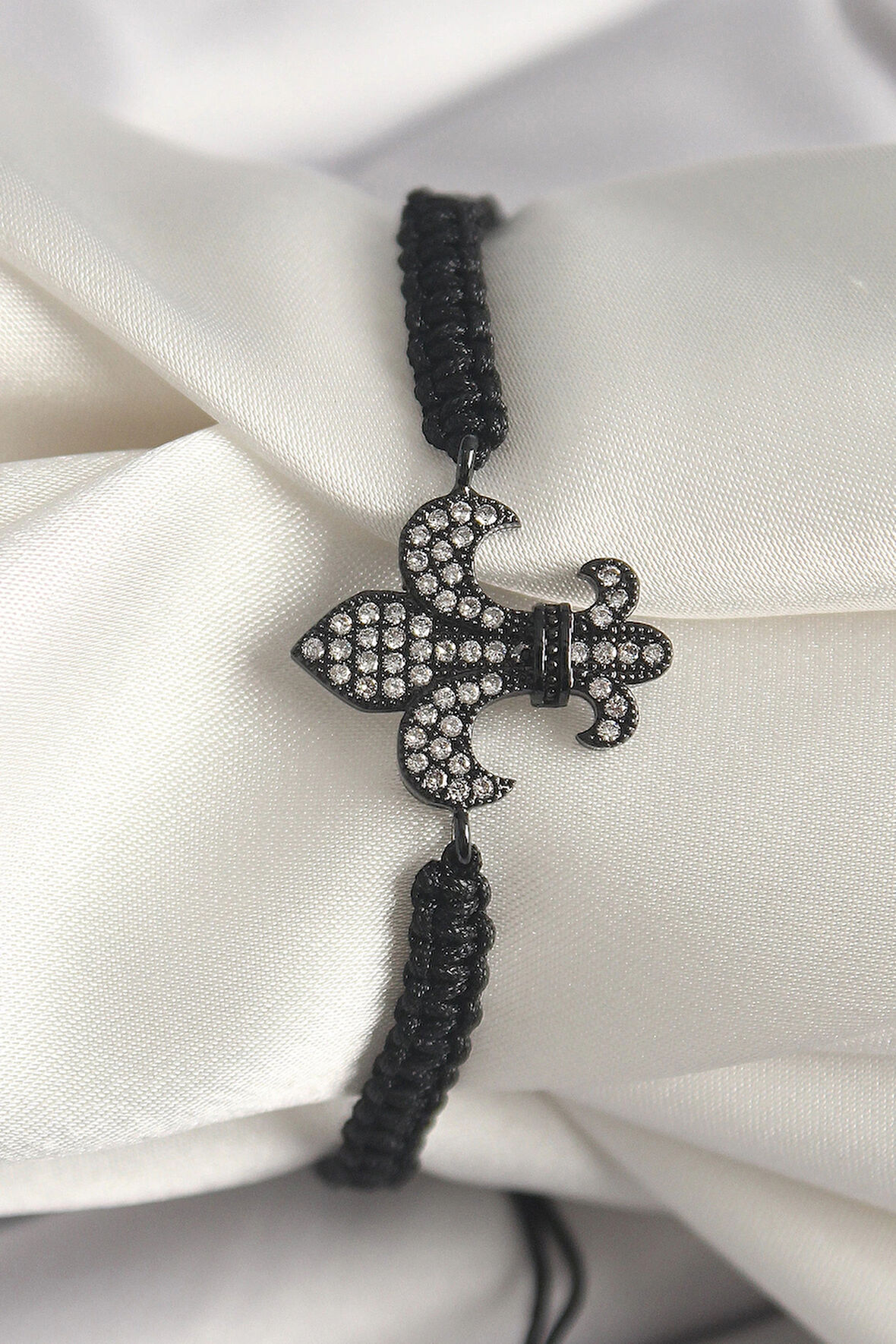 Dodes Pirinç Siyah Renk Zirkon Taşlı Zambak Figür Asansörlü Makrome Model Kadın Bileklik TG27BB6800