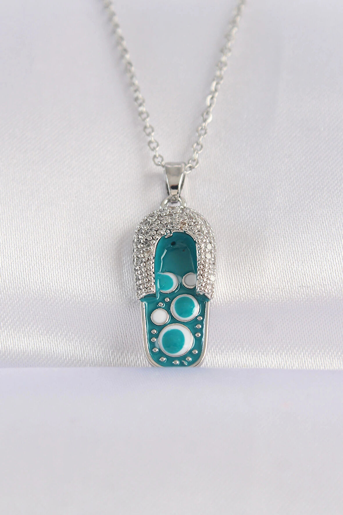 Dodes Dodes 316L Çelik Zincir Zirkon Taşlı Gümüş Renk Nazarlı Terlik Tasarımlı Kolye TG27BKO8665