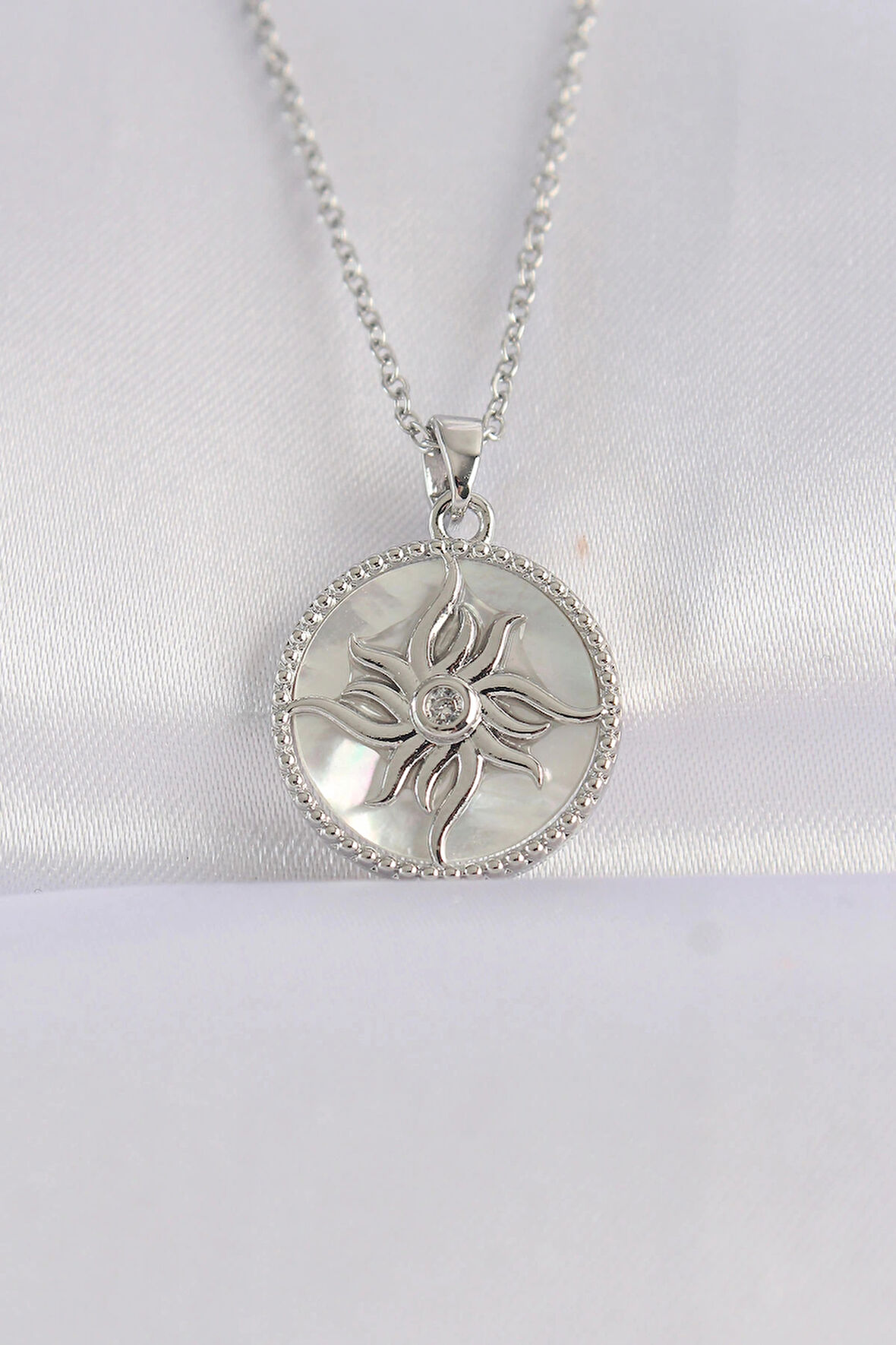 Dodes Dodes 316L Çelik Zincir Gümüş Renk Oval Tasarımlı Güneş Kolye TG27BKO8663