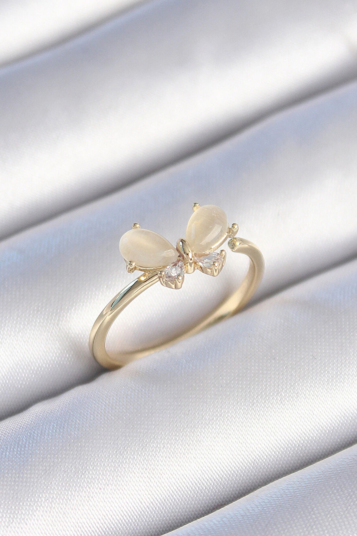 Dodes Dodes Pirinç Gold Renk Beyaz Mineli Zirkon Taşlı Kelebek Model Kadın Yüzük TG27BYK3464