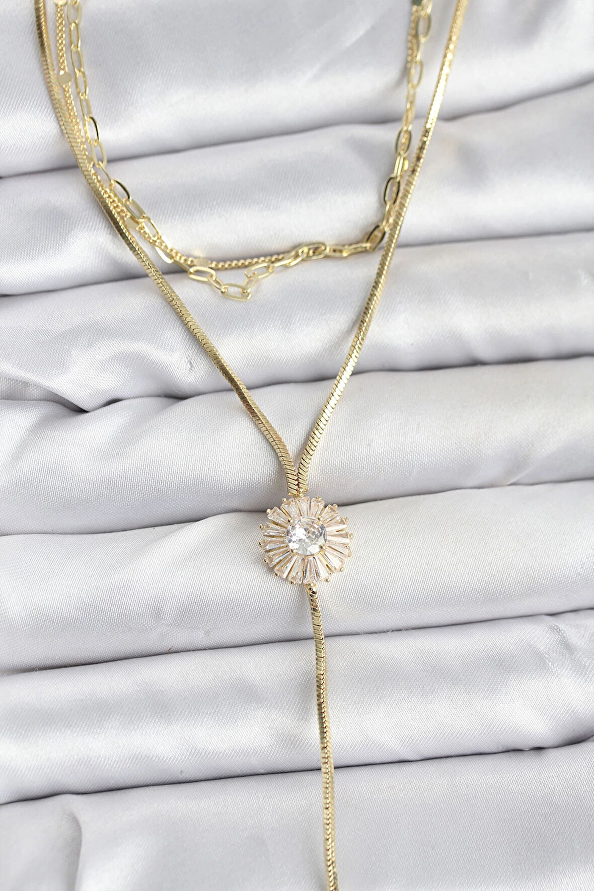 Dodes Dodes Pirinç Gold Renk Zirkon Taşlı Papatya Model Detaylı 3'lü Kombin Y Kadın Kolye TG27BKO10696