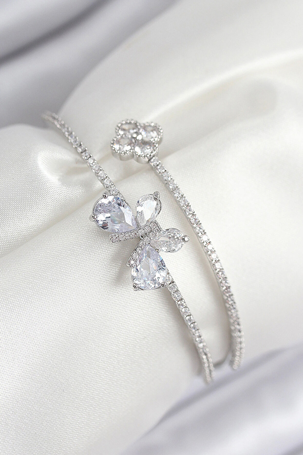 Dodes Dodes Pirinç Zirkon Taşlı Kelebek Ve Yonca Model Gümüş Renk Kadın Bileklik TG27BB7850