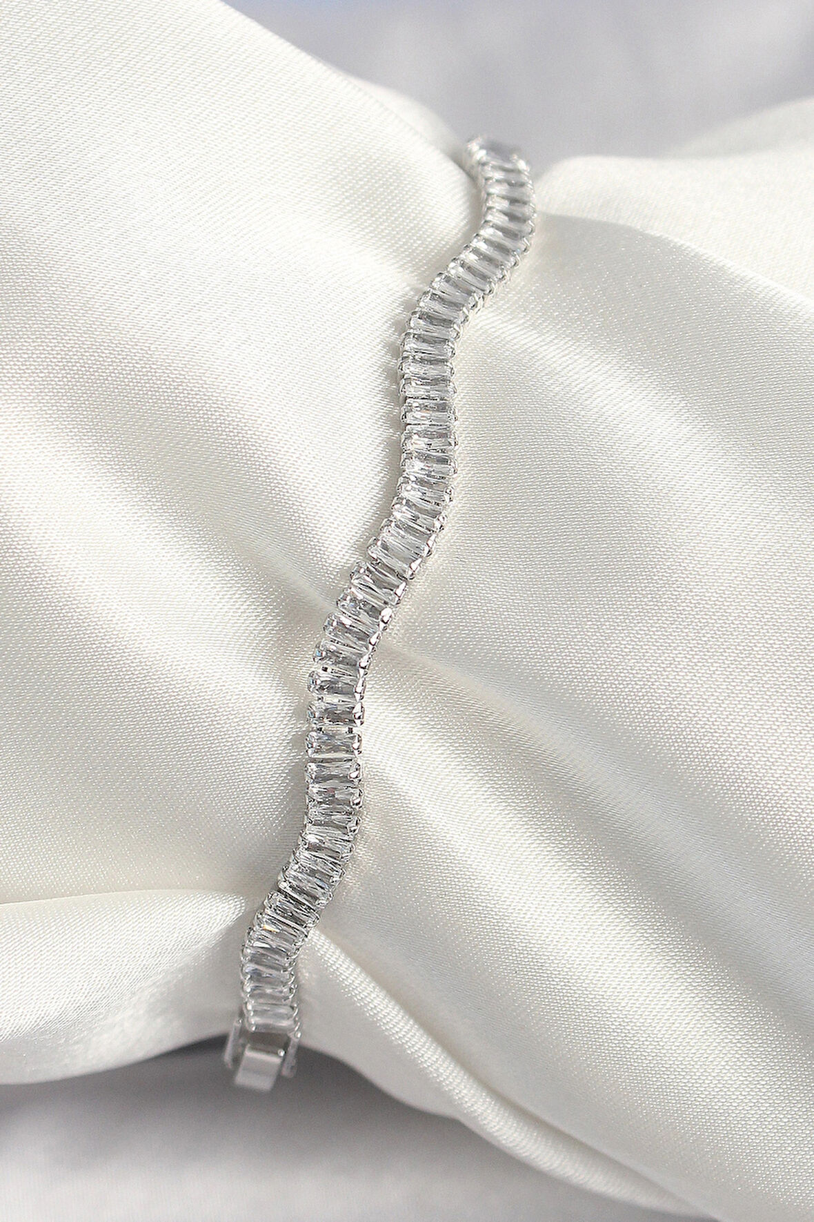 Dodes Dodes Pirinç Gümüş Renk Su Yolu Zirkon Taşlı Model Kadın Bileklik TG27BB6925