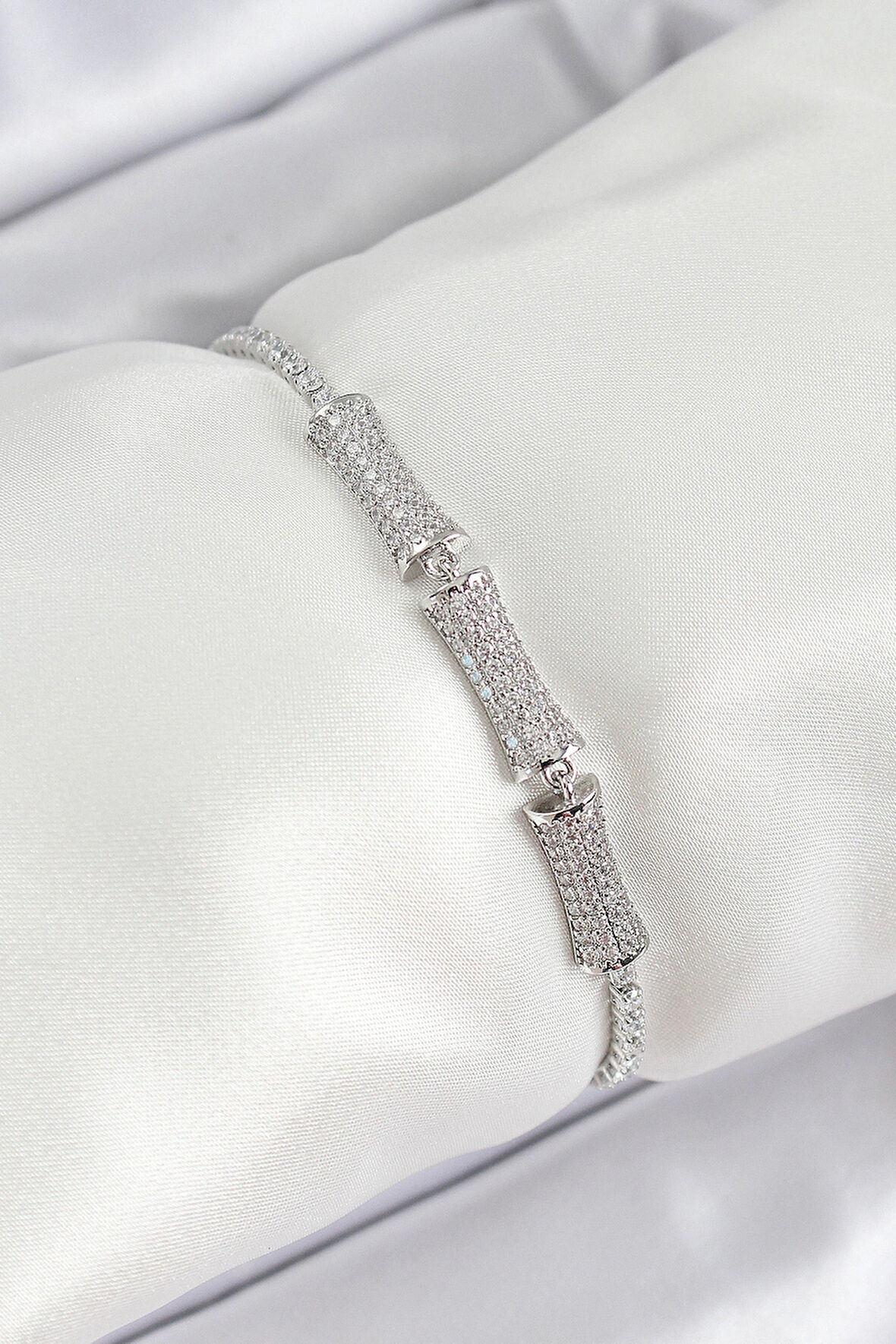 Dodes Dodes Pirinç Gümüş Renk Zirkon Taşlı Kemik Model Kadın Bileklik TG27BB7071