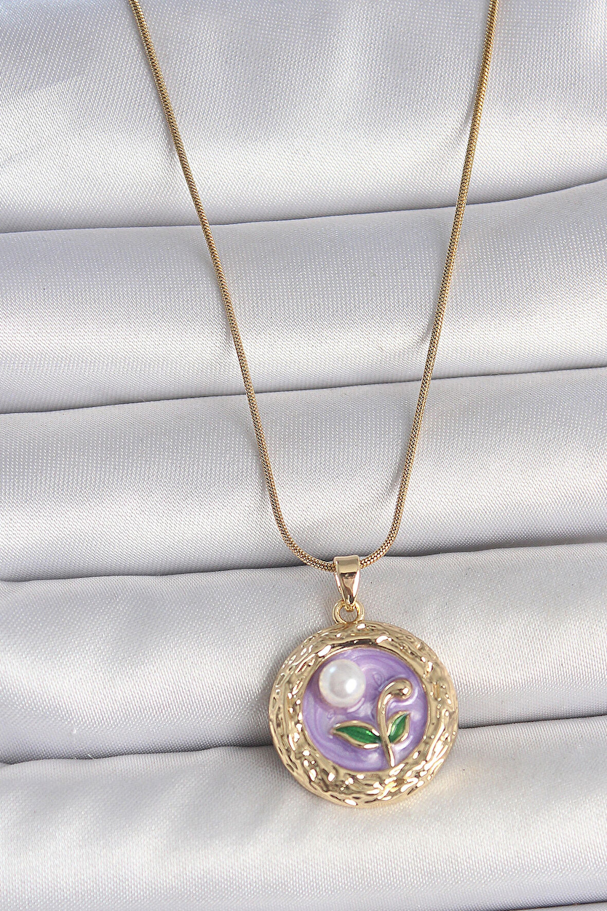 Dodes Dodes 316L Çelik Gold Renk Zincir Mor Çiçek İşlemeli İnci Detay Potre Model Kadın Kolye TG27BKO10081