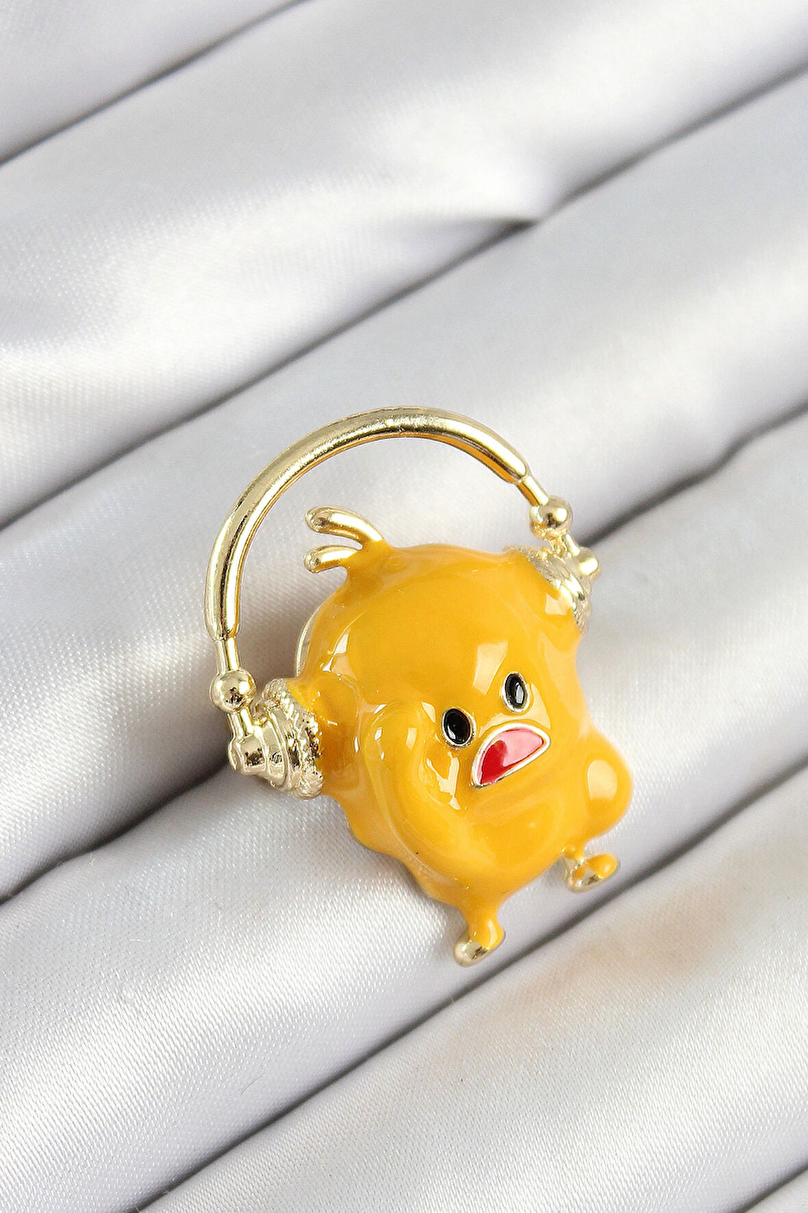 Dodes Dodes 3D Kulaklıklı Sarı Civciv Figürlü Gold Renk Kadın Broş TG27BR446