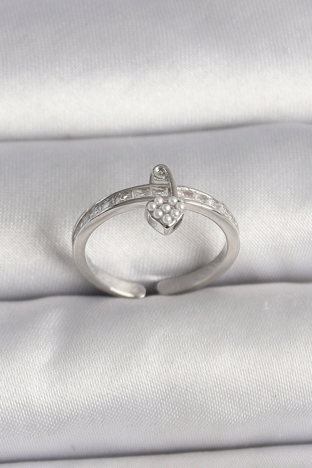 Dodes Dodes Pirinç Gümüş Renk Zirkon Taşlı İnci Detaylı Kilit Kalp Model Ayarlanabilir Yüzük TG27BYK3538