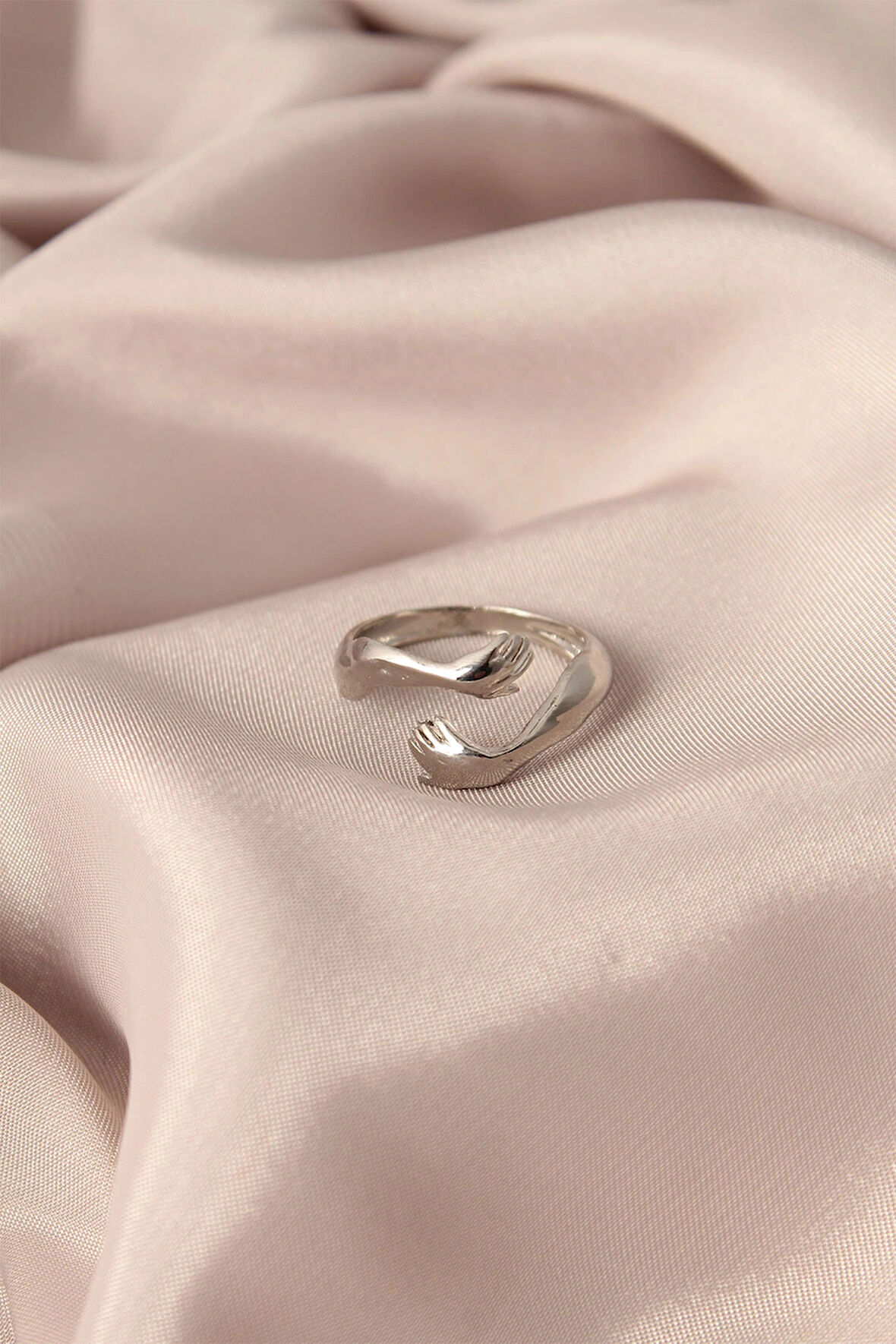 Dodes Dodes Ayarlamalı Gümüş Renk Metal Sarılan Eller Model Kadın Yüzük TG27BYK2135