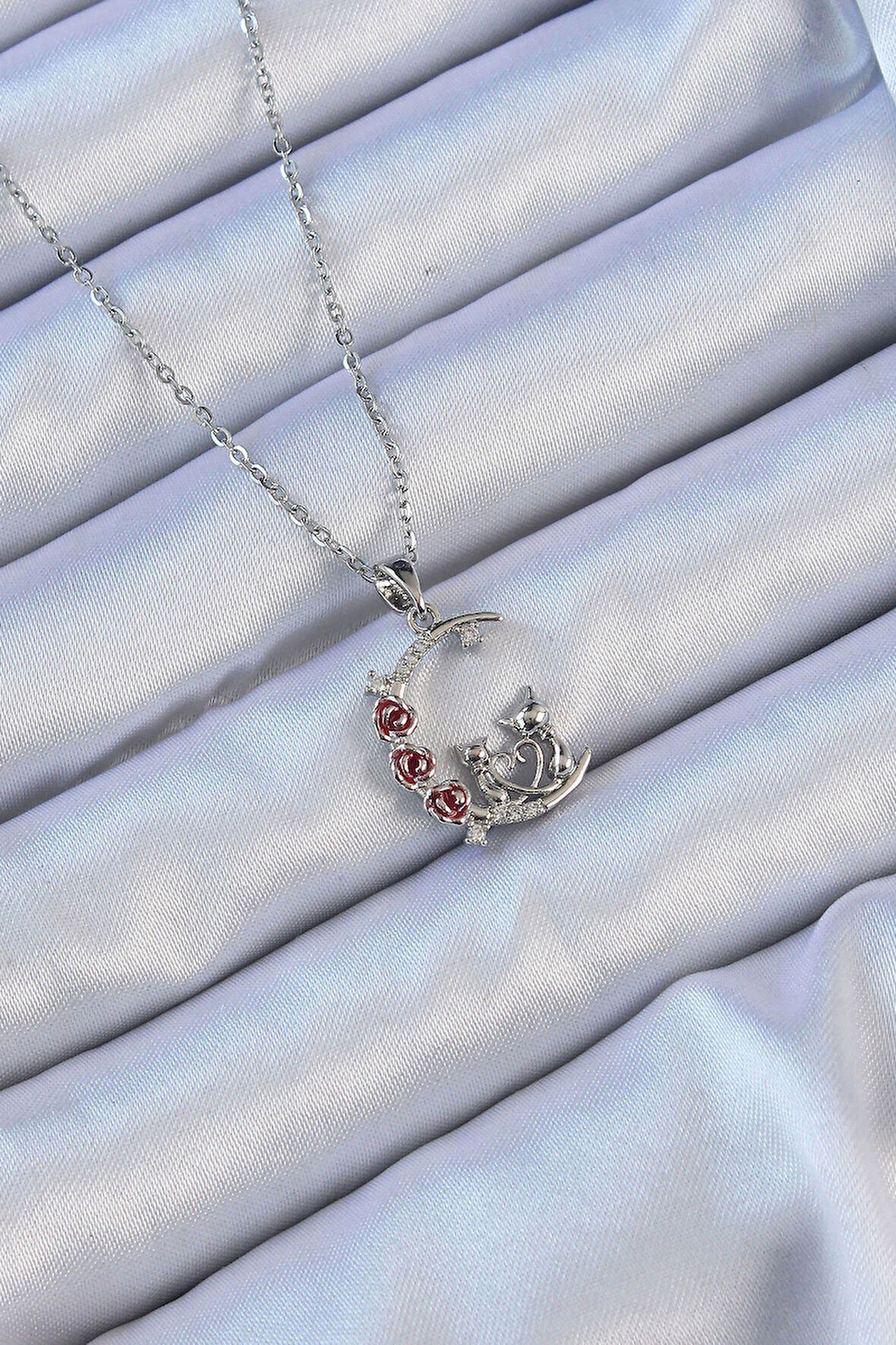 Dodes Dodes 316L Çelik Zincir Gümüş Renk Kırmızı Gül Detay Kedi Figür Zirkon Taşlı Ay Kolye TG27BKO9130
