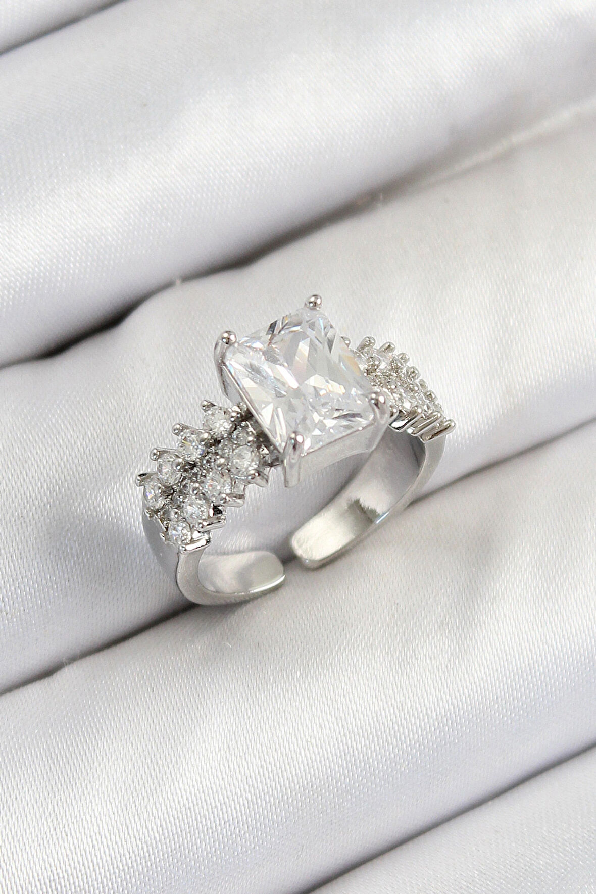 Dodes Dodes Pirinç  Büyük Zirkon Taşlı Model Gümüş Renk Kadın Yüzük TG27BYK3801