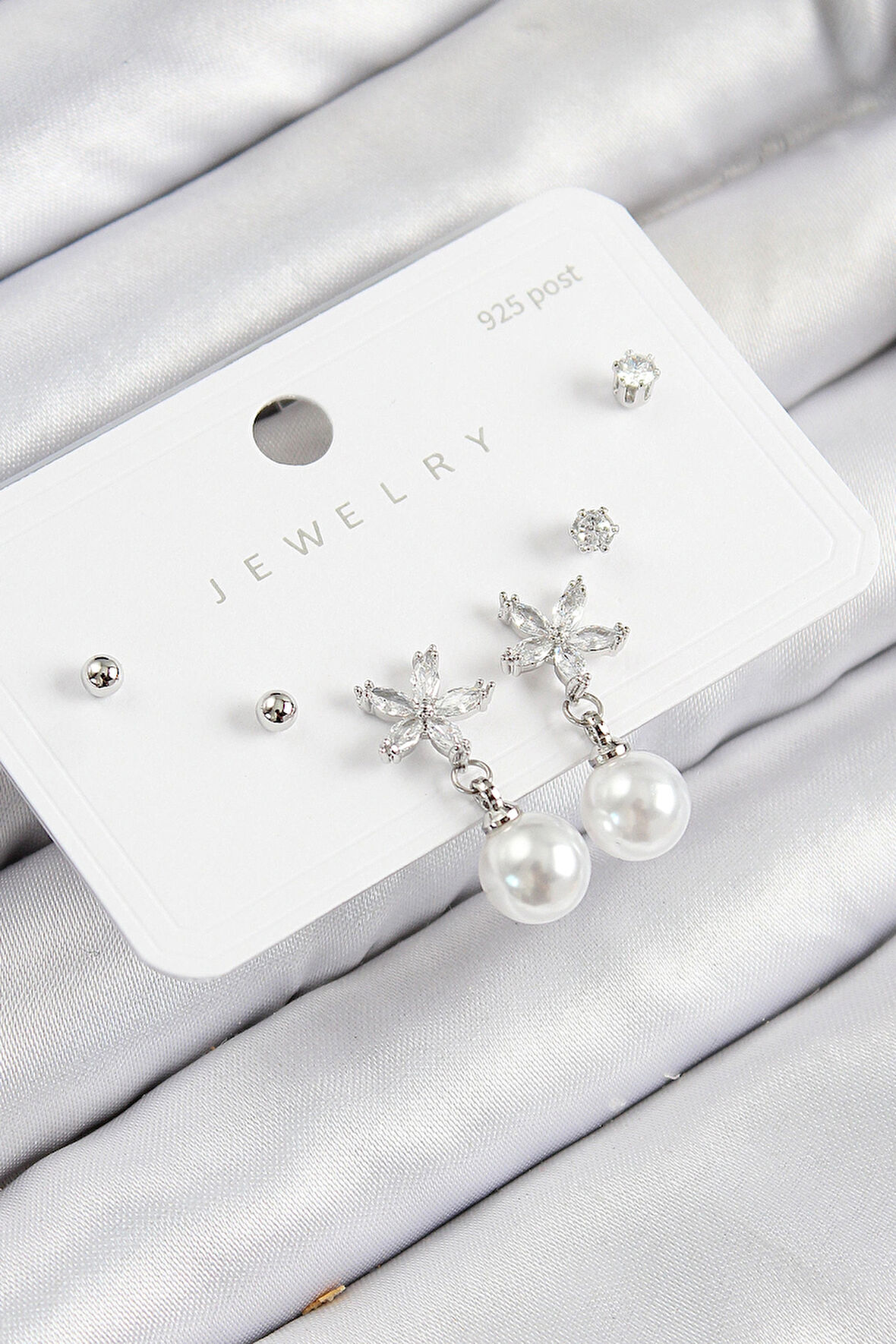 Dodes Dodes Pirinç Zirkon Taşlı İnci Sallantılı Çiçek Model Gümüş Renk 925 Ayar Gümüş Çivi Kadın Küpe Set TG27BKP11176