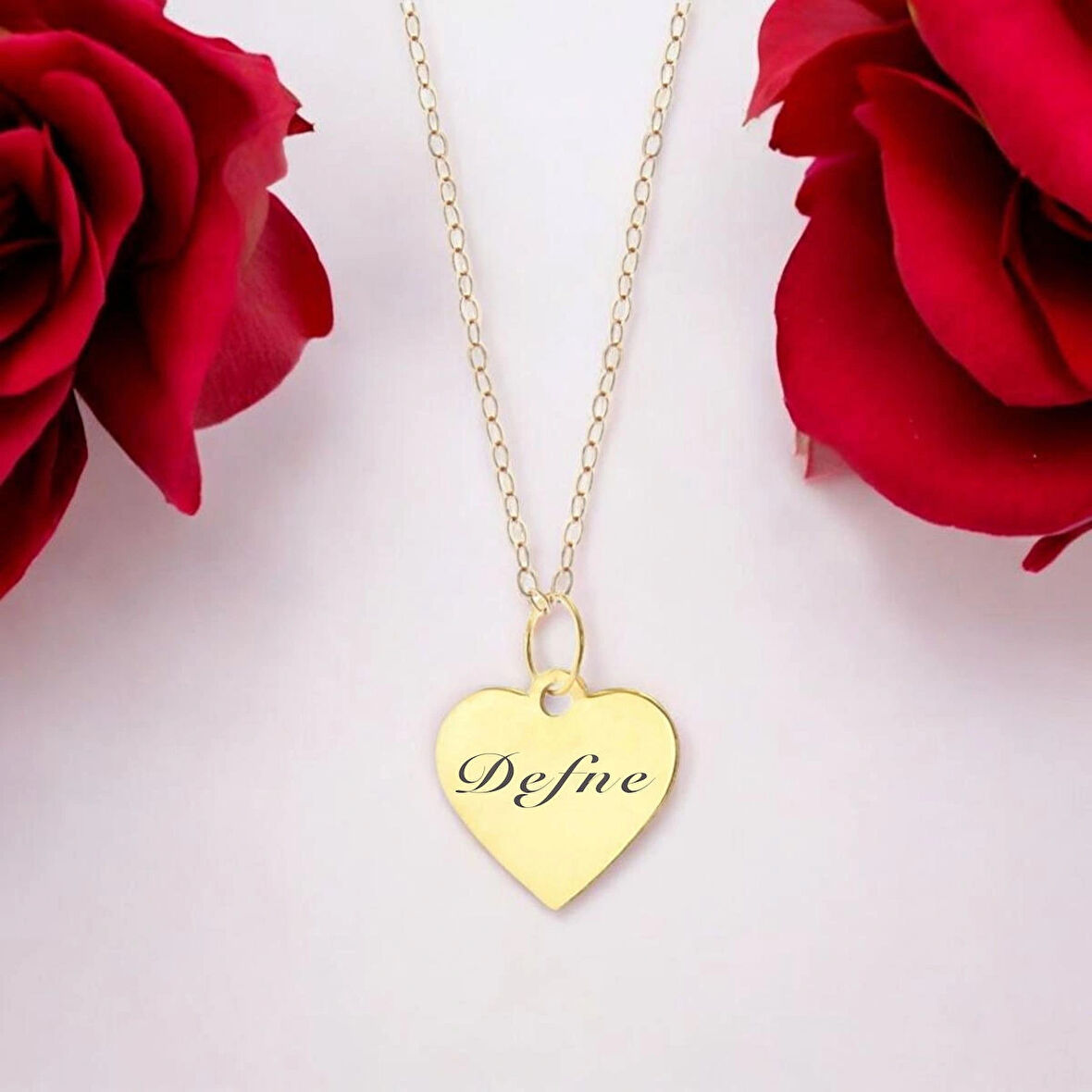Minimalist Kalp Motifli 14 Ayar Altın Plakalı Defne Kolyesi