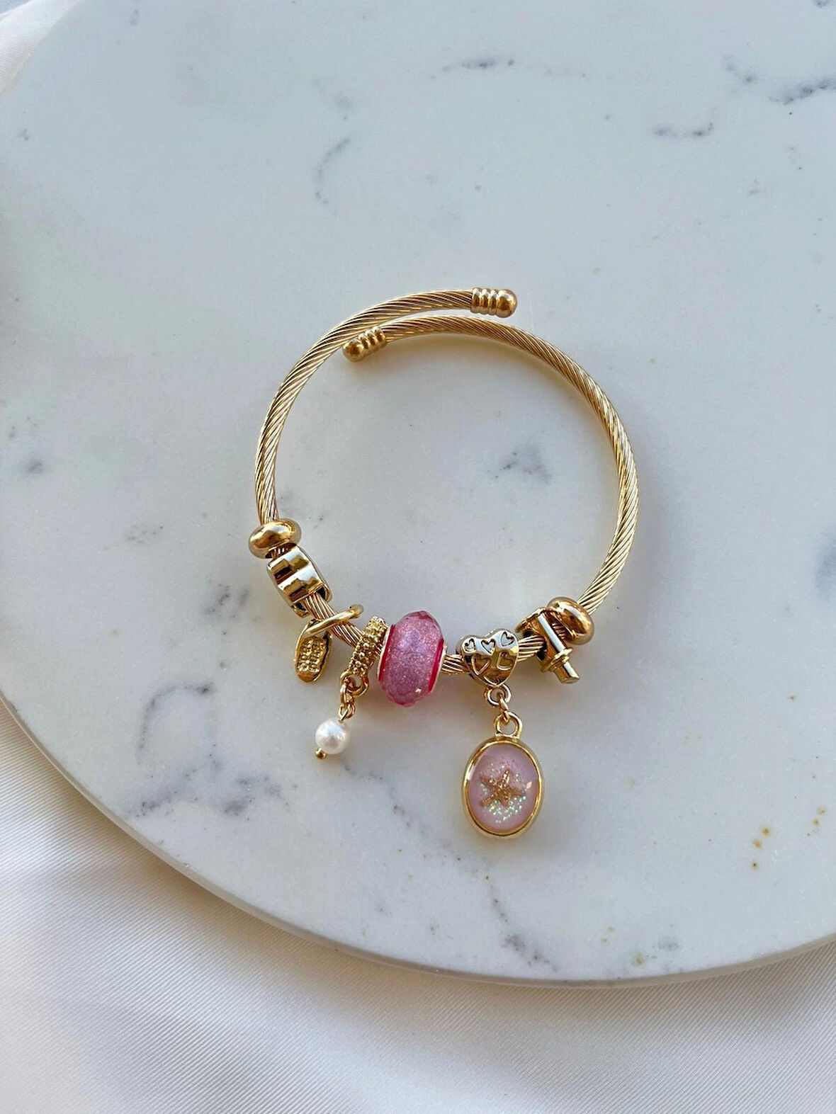 GOLD RENK GOLD CHARMLI PEMBE MOTİFLİ KADIN BİLEKLİK YAZLIK BİLEKLİK ABİYE BİLEKLİK VİNTAGE BİLEKLİK