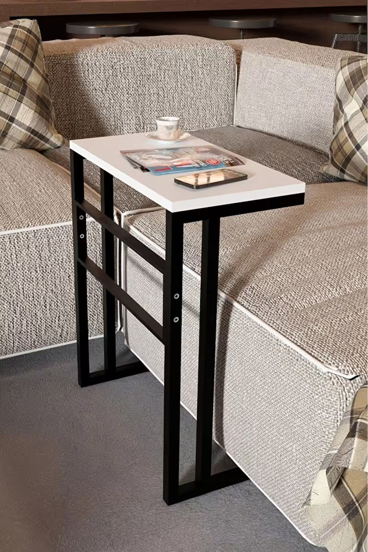 C Sehpa – Metal Ayaklı Yan Sehpa, Koltuk Kenarı Servis Sehpası, Laptop ve Kahve Masası (56x30x65 cm)