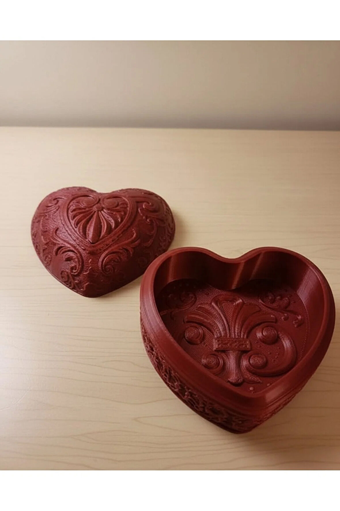 Aşkın ve Zarafetin Buluştuğu Kutu: Fleur De Lis Kalp Kutu